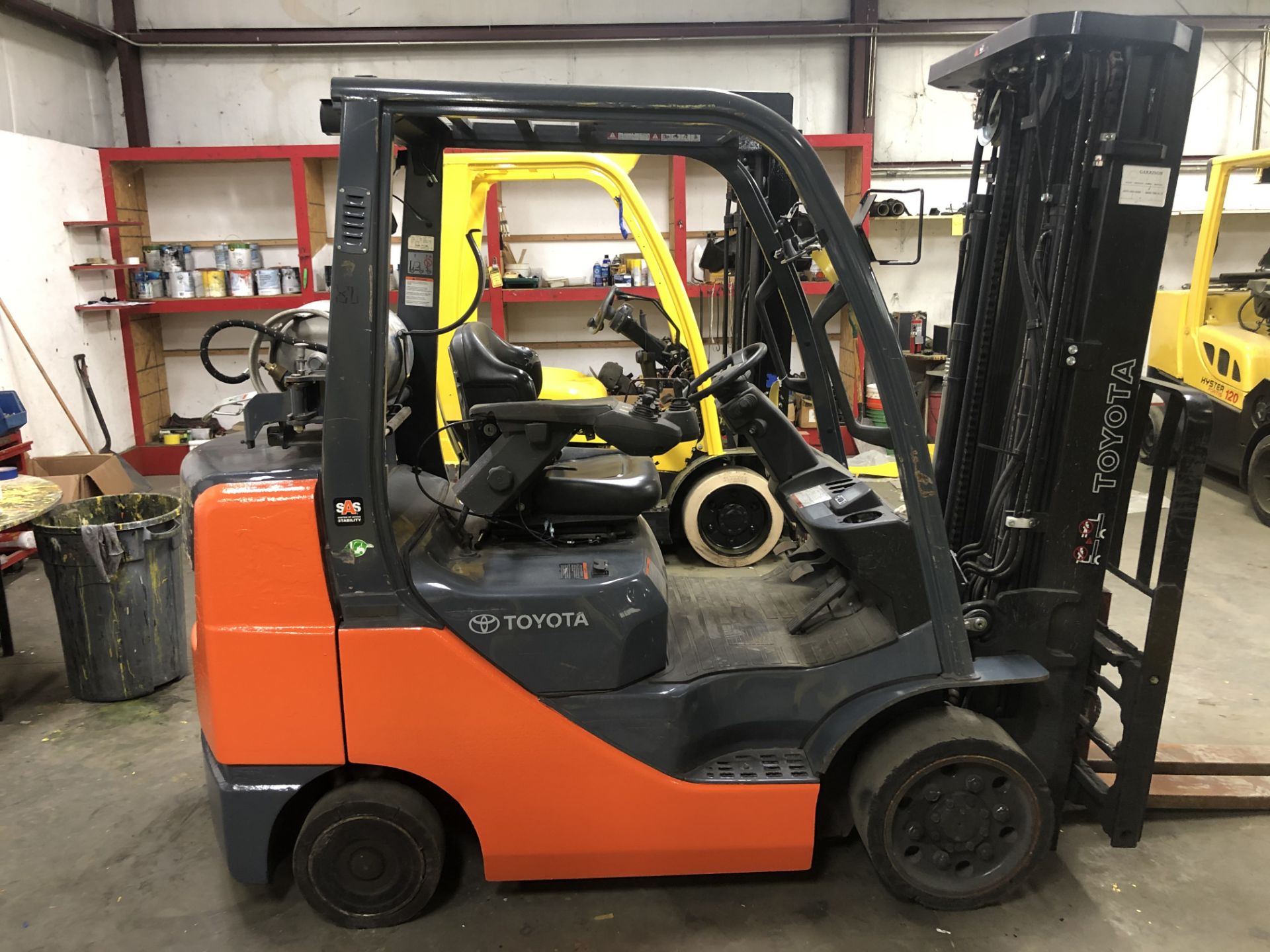 2015 TOYOTA 6,000-LB. CAPACITY FORKLIFT, MODEL: 8FGCU30, S/N: 62565, LPG, SOLID TIRES, LEVER SHIFT - Image 6 of 11