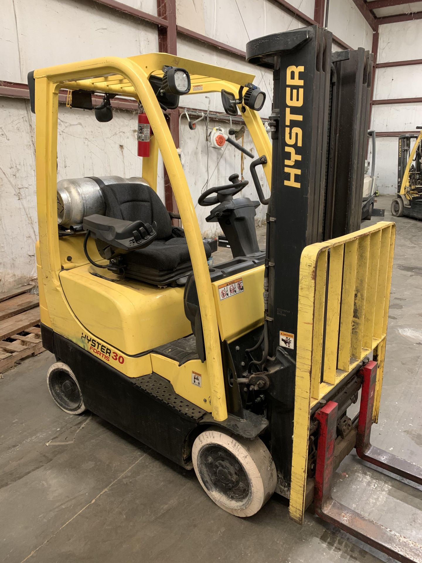 2012 HYSTER 3,000-LB., MOD: S30FT, LPG, SOLID NON-MARKING TIRES, 3-STAGE MAST, 187'' LIFT, SIDESHIFT - Image 4 of 8