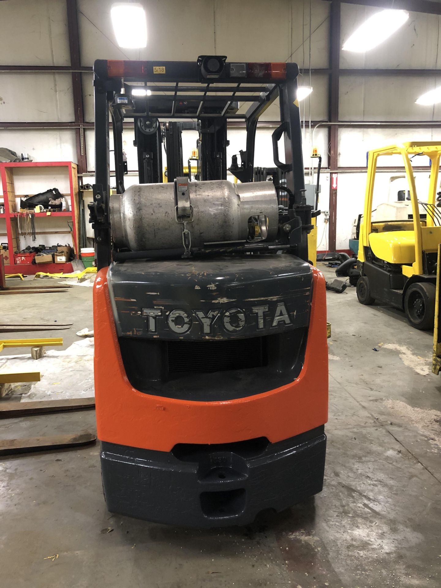 2015 TOYOTA 6,000-LB. CAPACITY FORKLIFT, MODEL: 8FGCU30, S/N: 62560, LPG, SOLID TIRES, LEVER SHIFT - Image 6 of 8