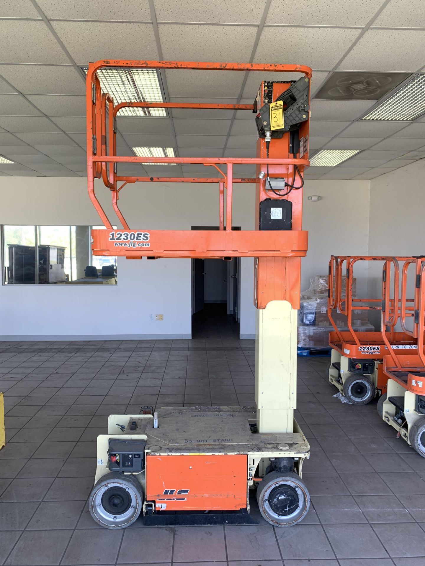 2015 JLG 12' ELECTRIC SCISSOR LIFT, MODEL: 1230ES, S/N: 0200240842, 500-LB. CAPACITY, 12' PLATFORM X - Image 2 of 7