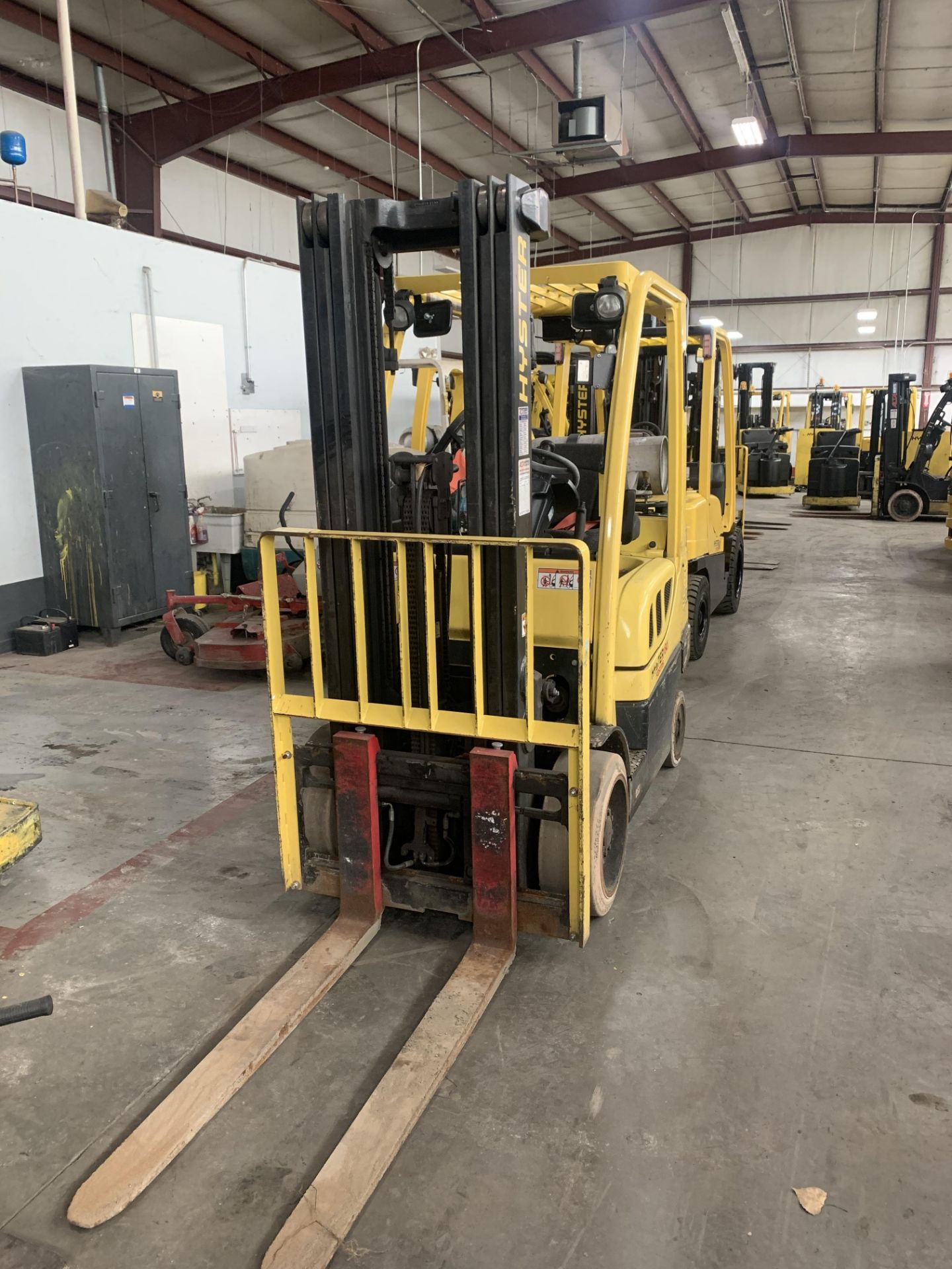 2016 HYSTER 6,000-LB., MODEL: S60FT, S/N: H187V05514P, LPG, LEVER SHIFT TRANSMISSION, SOLID NON- - Image 2 of 5