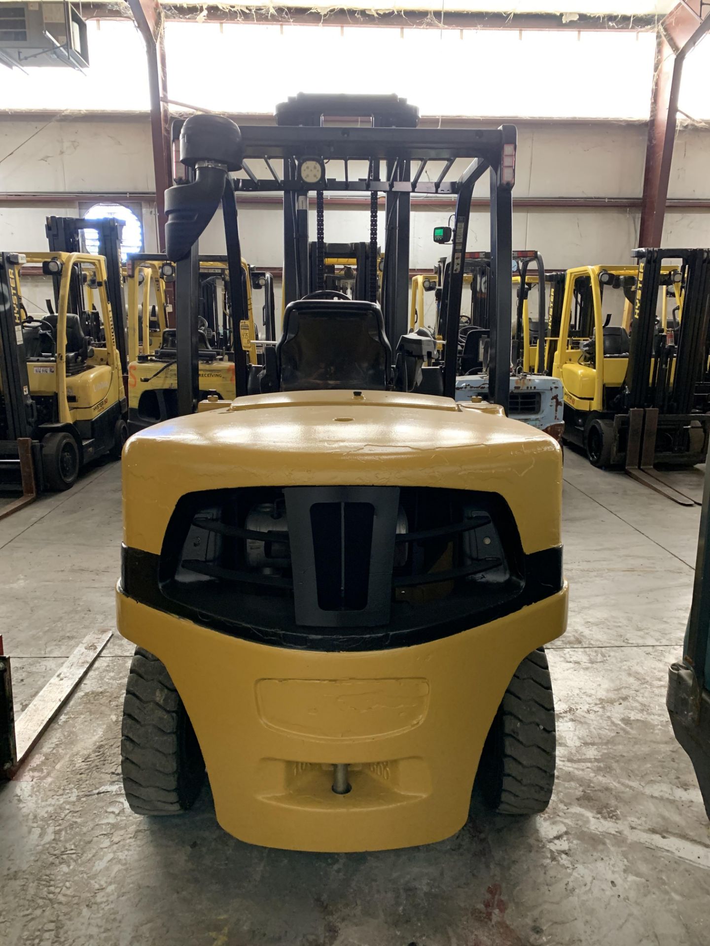 2014 YALE 10,000-LB. CAPACITY FORKLIFT, MODEL: GDP100VX, S/N: J813V03096M, DIESEL, PNEUMATIC - Image 3 of 5