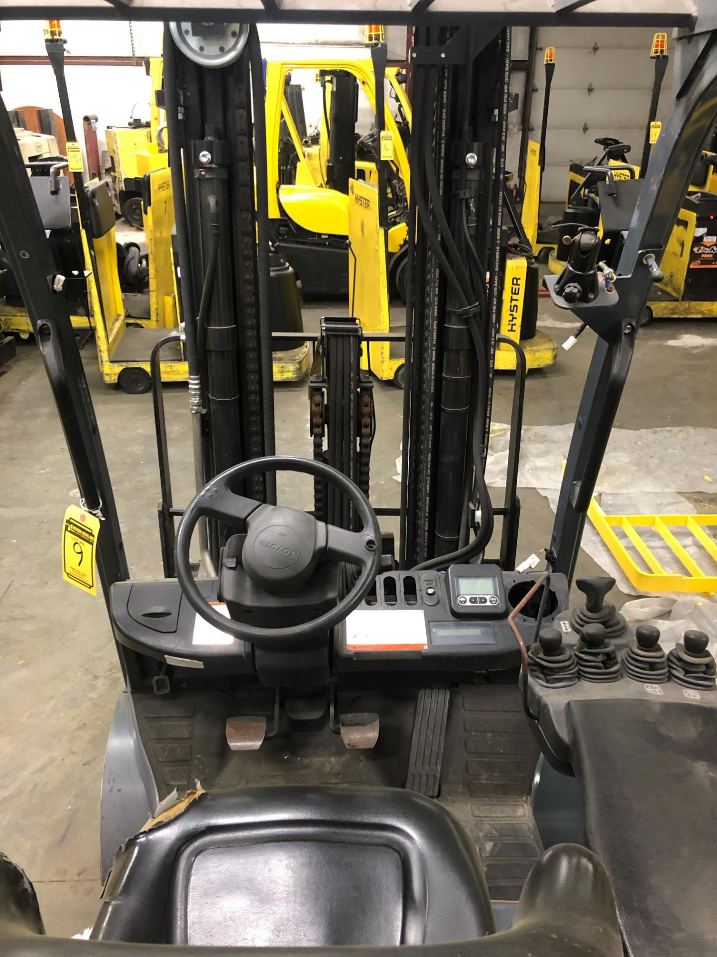 2015 TOYOTA 6,000-LB. CAPACITY FORKLIFT, MODEL: 8FGCU30, S/N: 62565, LPG, SOLID TIRES, LEVER SHIFT - Image 9 of 11