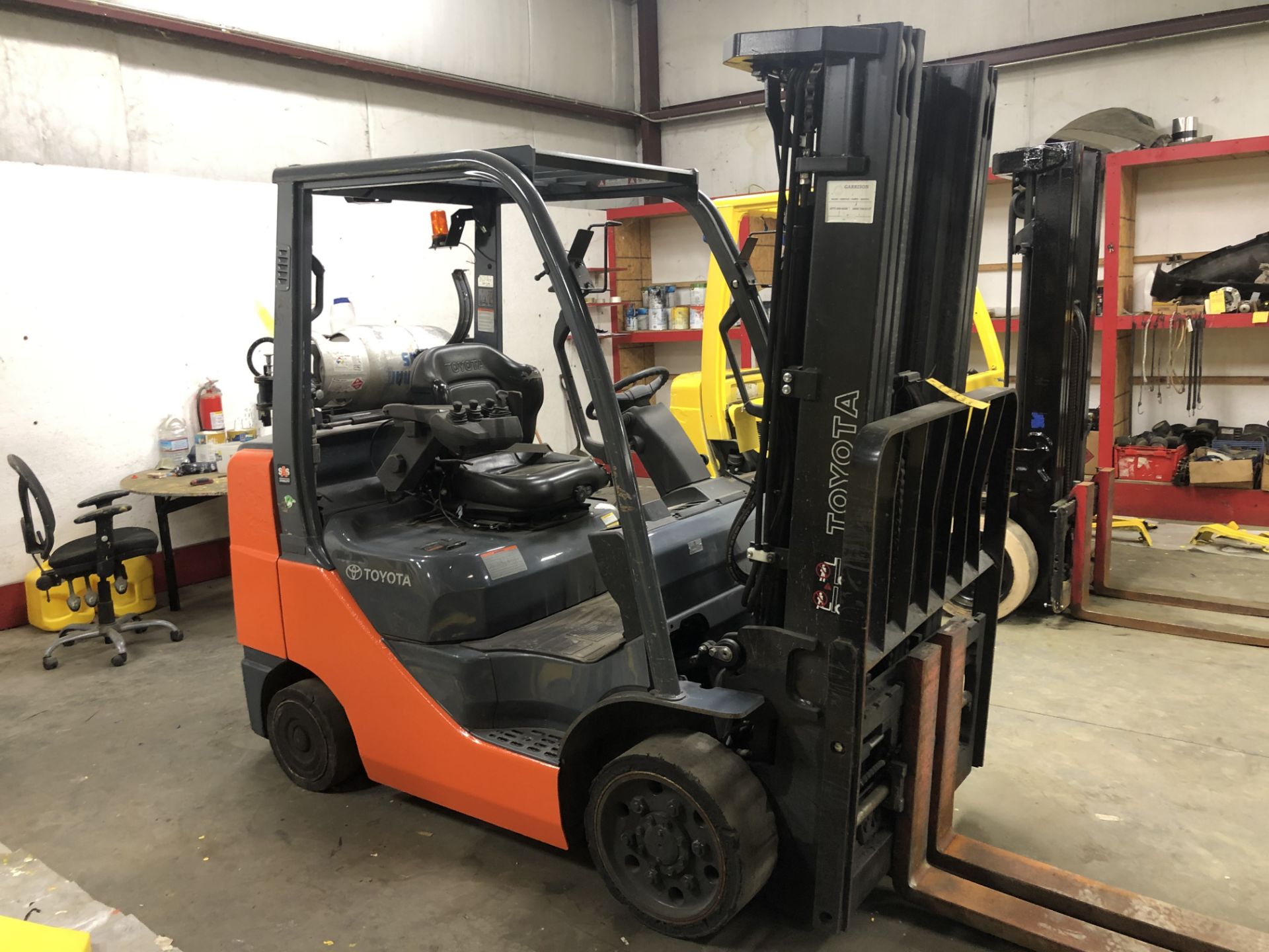 2015 TOYOTA 6,000-LB. CAPACITY FORKLIFT, MODEL: 8FGCU30, S/N: 62565, LPG, SOLID TIRES, LEVER SHIFT - Image 5 of 11