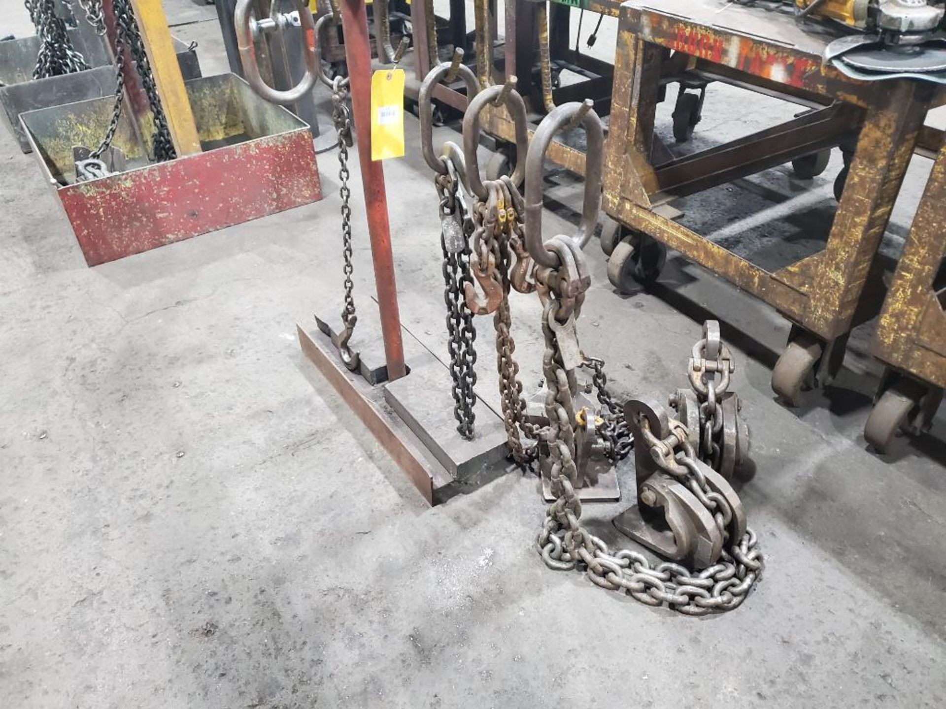 LOT OF RIGGING AND LIFTING ON RACK, RACK INCL.
