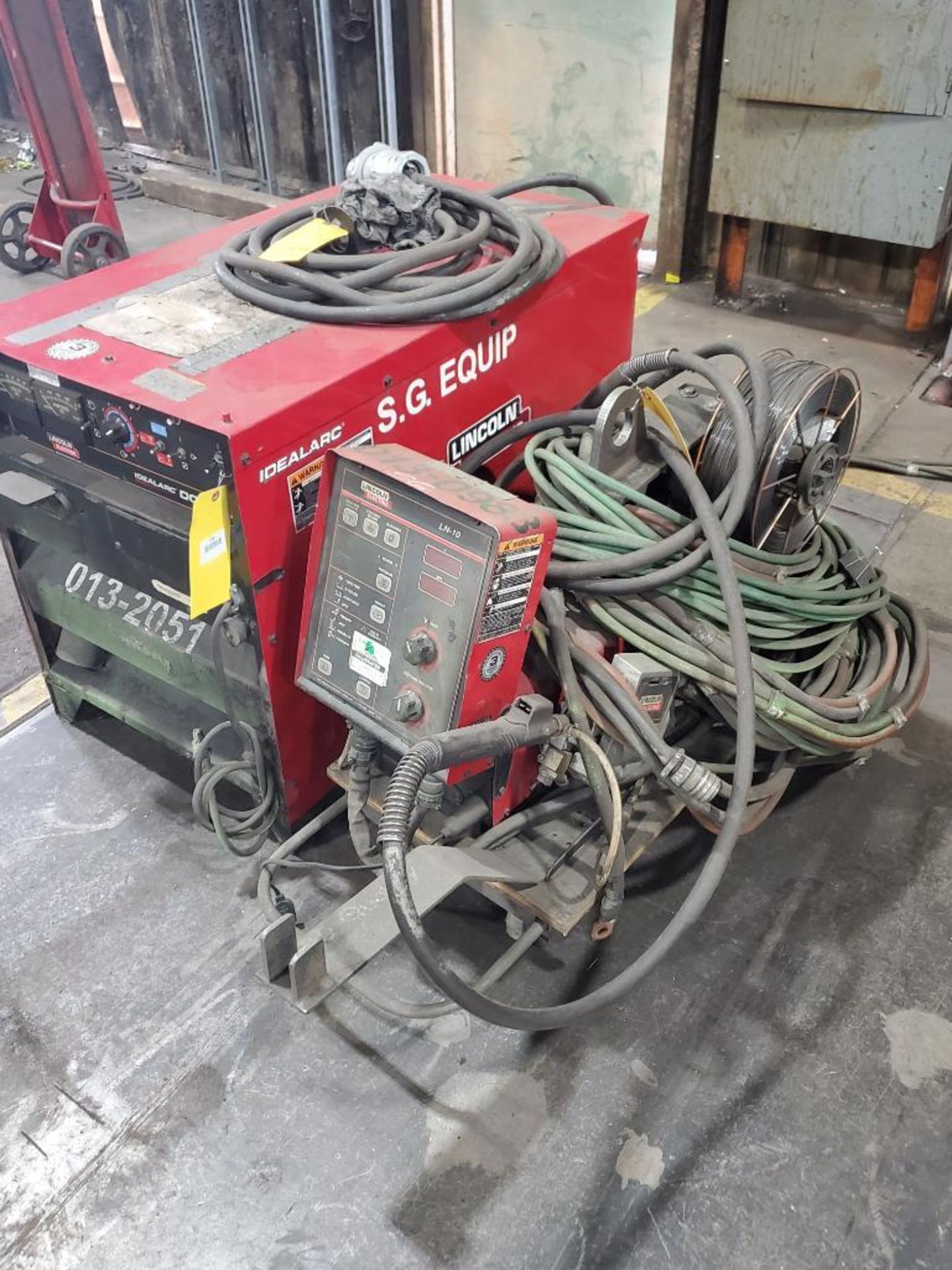 LINCOLN ELECTRIC IDEALARC DC-600 WELDER 230-460V WITH LN-10 WIRE FEED SN.U1121002540 115V - Image 2 of 7