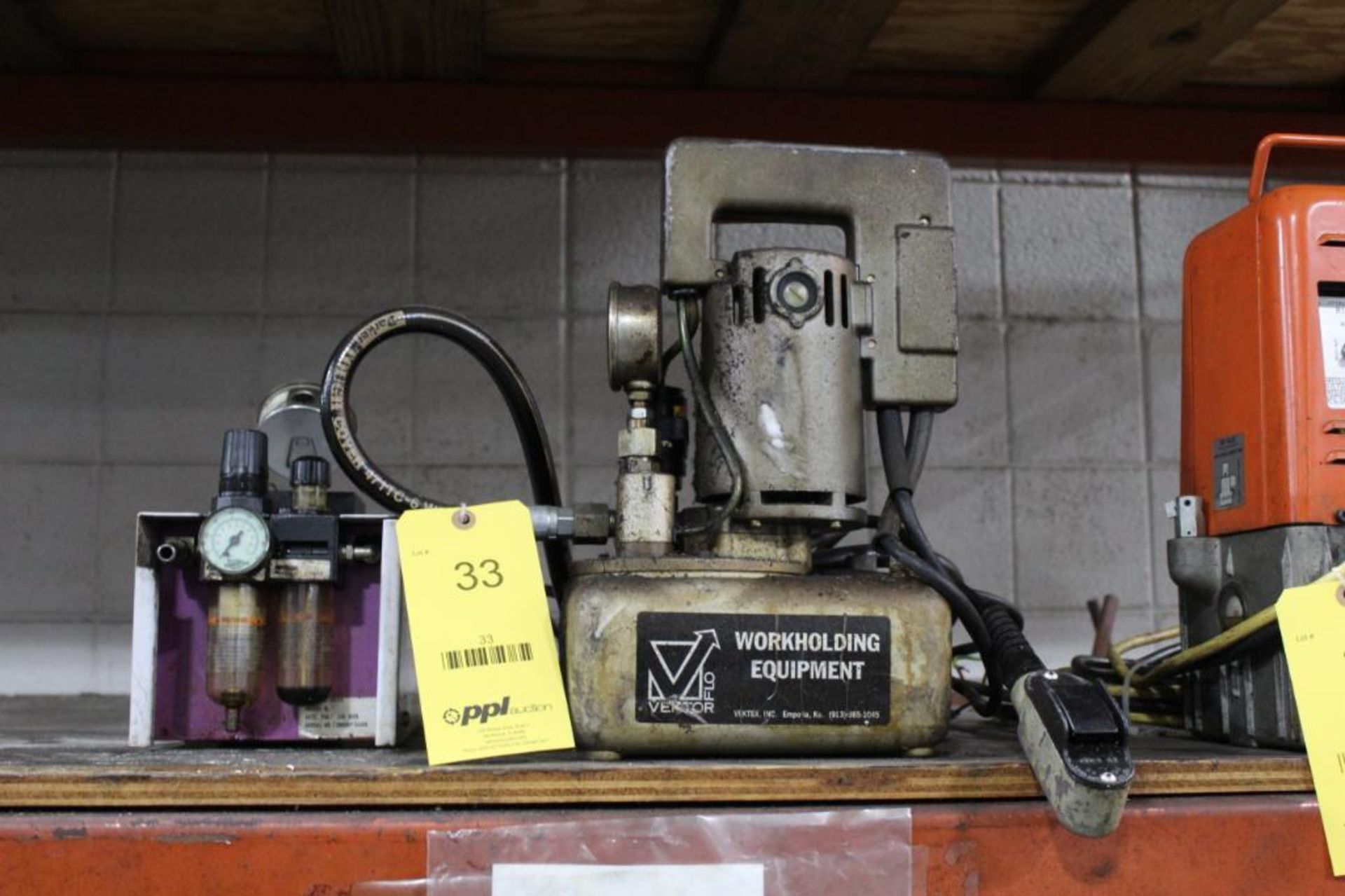 LOT: (1) HYTEC & (1) VEKTORFLO HYDRAULIC PUMPS