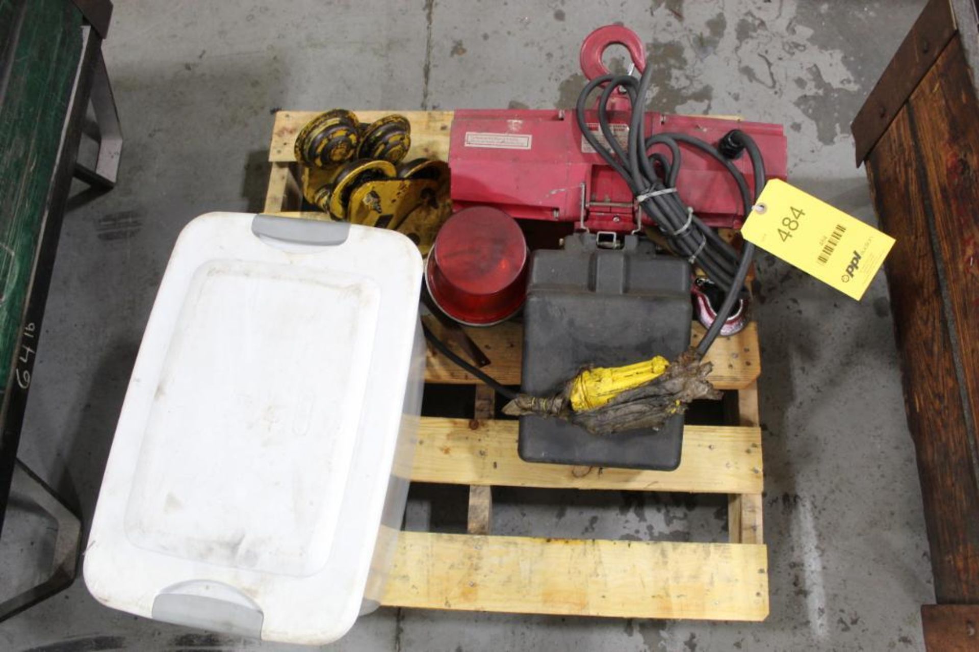 LOT: DAYTON 1/2 TON ELECTRIC CHAIN HOIST, WITH TROLLEY