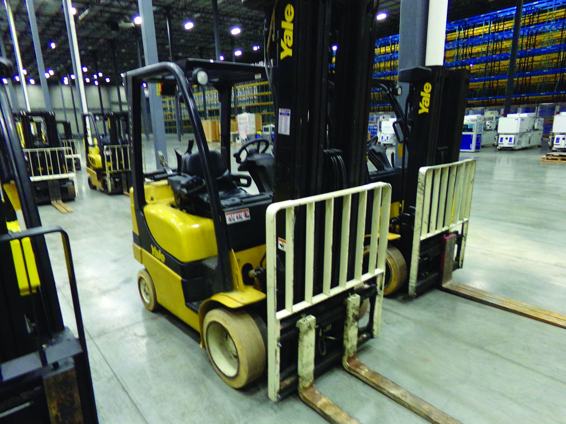 2009 YALE 5,000 LB. FORKLIFT, MODEL GLC050VXNGSQ096, S/N A910V17741J, 8,801 HOURS, 3' 6'' FORKS, 4-S - Image 4 of 5