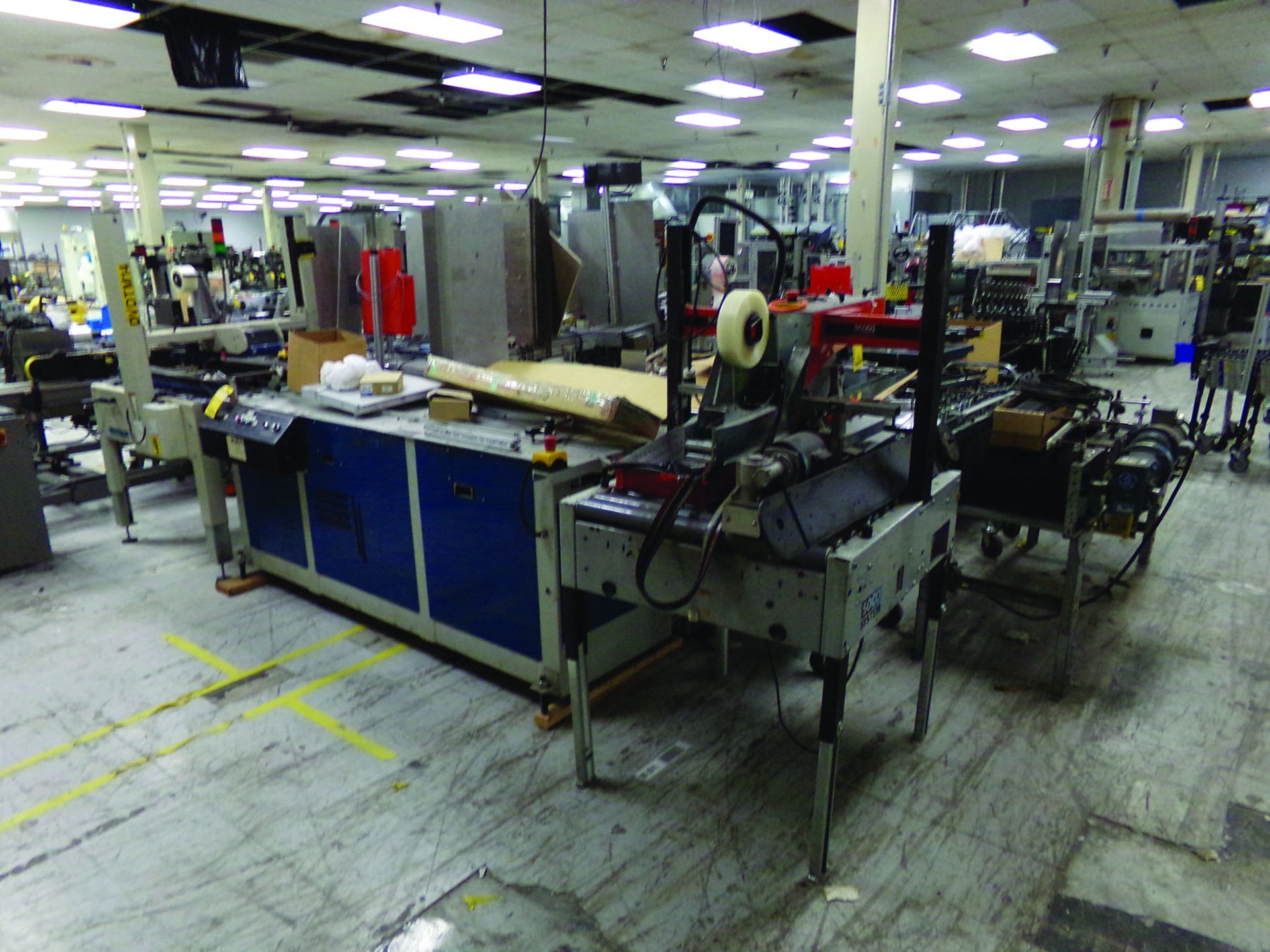 LARGE LOT OF CONVEYOR, CASE SEALING SYSTEMS, LABEL APPLICATORS & OTHER MISC. EQUIPMENT - Image 5 of 9