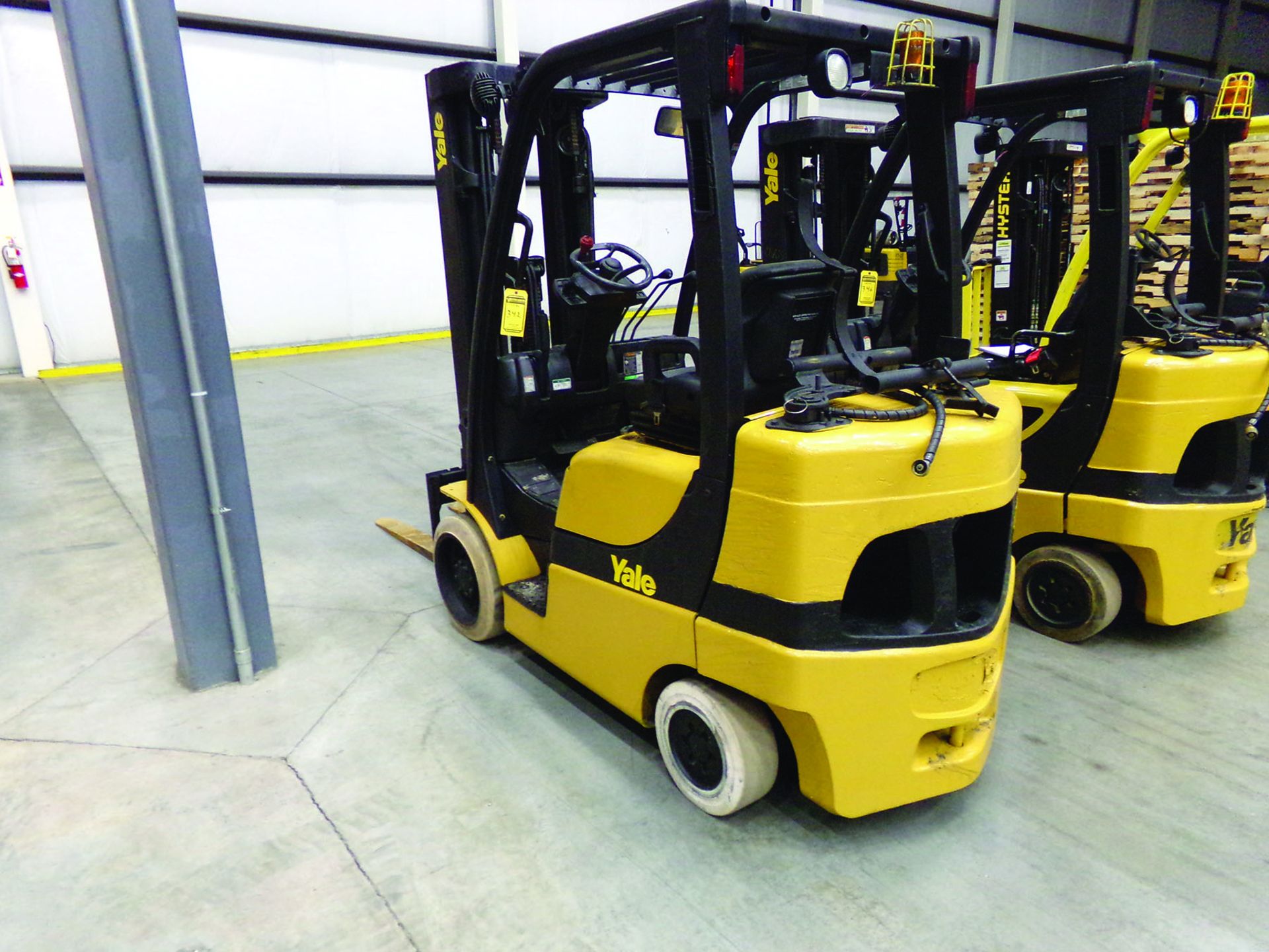 2015 YALE 6,000 LB. FORKLIFT, MODEL GLC060VXNLAE088, S/N B910V02110M, 9,972 HOURS, 4' FORKS, 3-STAGE - Image 2 of 5