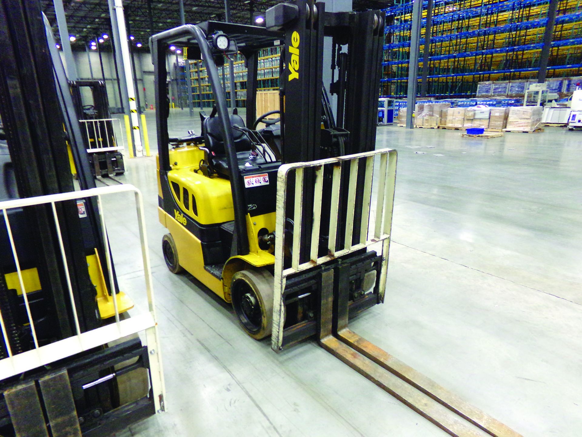 2015 YALE 5,000 LB. FORKLIFT, MODEL GLC050VXNVSE085, S/N B910V01619M, 11,751 HOURS, 4' FORKS, 3-STAG - Image 4 of 5