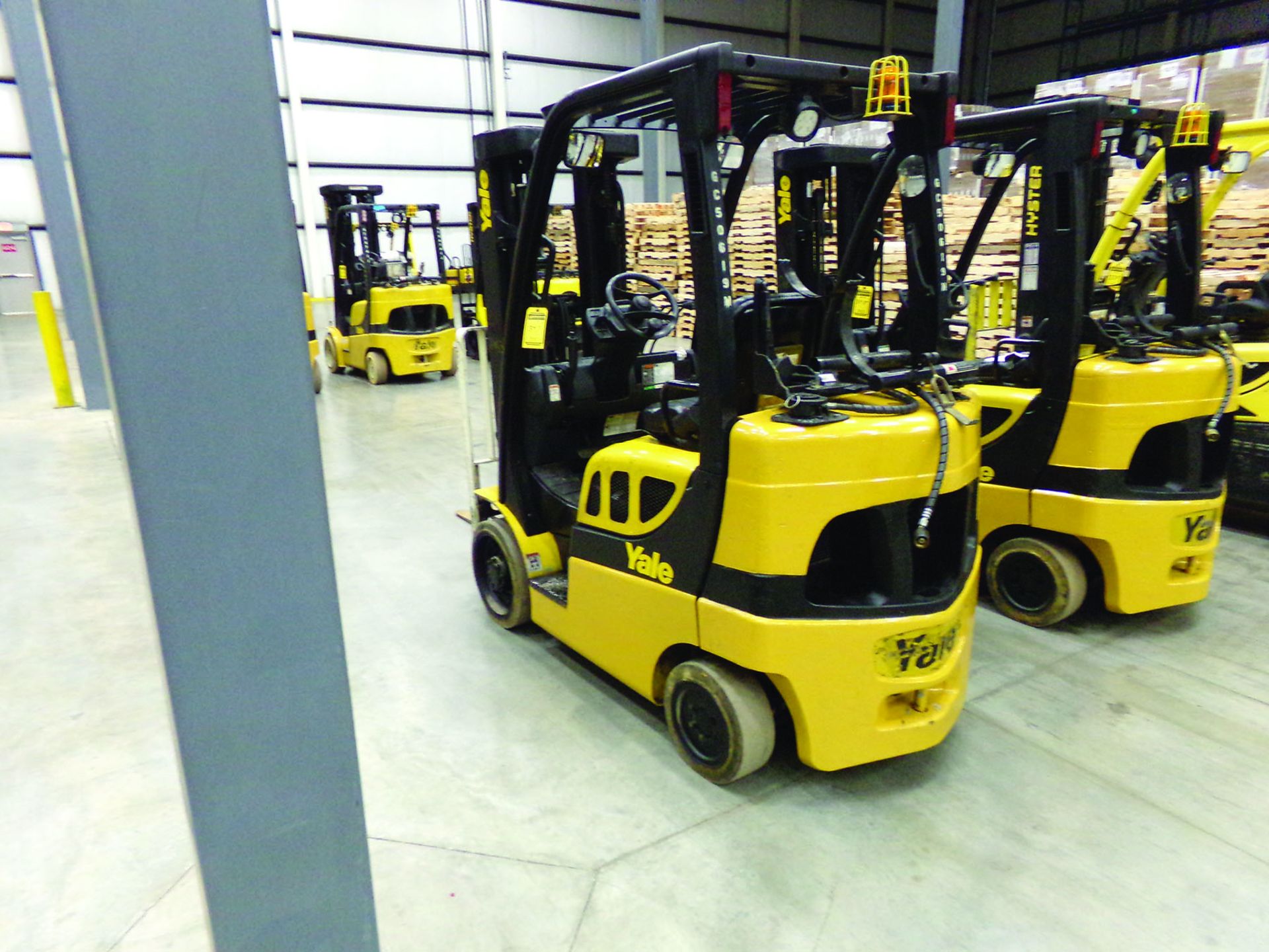 2015 YALE 5,000 LB. FORKLIFT, MODEL GLC050VXNVSE085, S/N B910V01619M, 11,751 HOURS, 4' FORKS, 3-STAG - Image 2 of 5