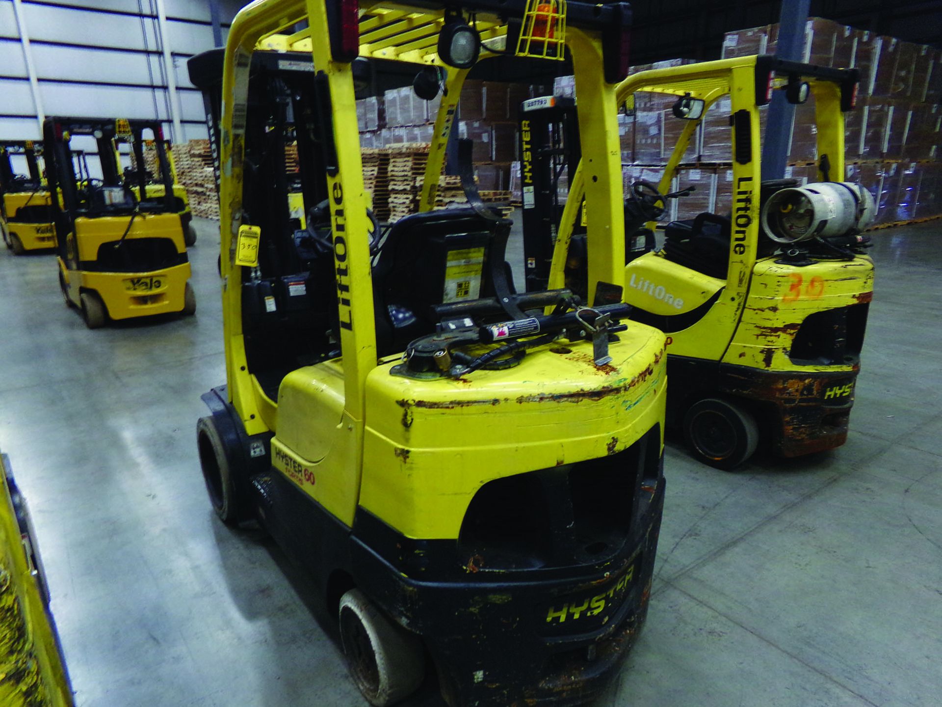 2013 HYSTER 6,000 LB. FORKLIFT, MODEL S60FT, S/N F187V22368K, 10,910 HOURS, 3' 6'' FORKS, 4-STAGE MA - Image 2 of 5