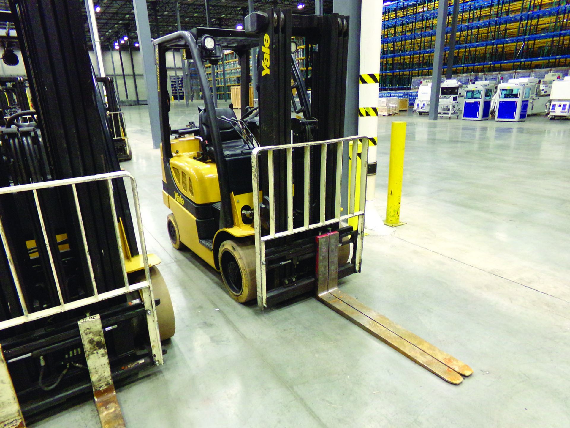 2015 YALE 5,000 LB. FORKLIFT, MODEL GLC050VXNVSE085, S/N B910V01681M, 12,478 HOURS, 4' FORKS, 3-STAG - Image 4 of 5