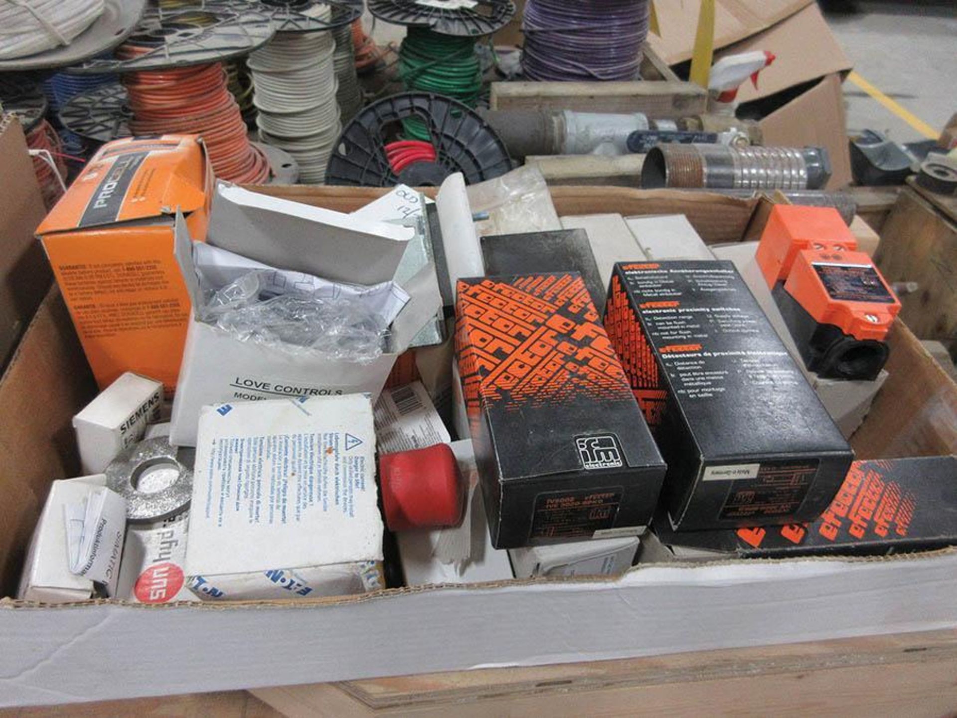 ITEMS ON WORKBENCH: ASSORTED WIRE SPOOLS, ELECTRICAL BOXES, COVERS, EFECTOR ELECTRONIC PROXIMITY - Image 4 of 8