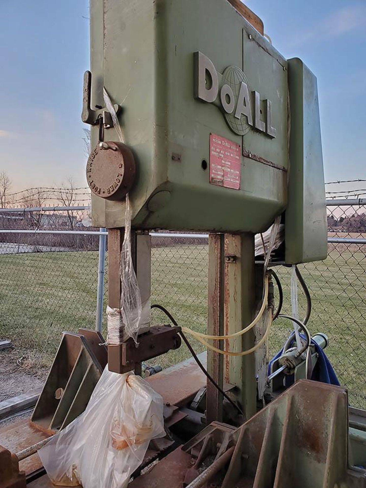 DOALL VERTICAL BAND SAW, MODEL U-1421, 172'' BAND LENGTH, HYDRAULIC, 15'' THROAT, DUAL MATERIAL - Image 5 of 7