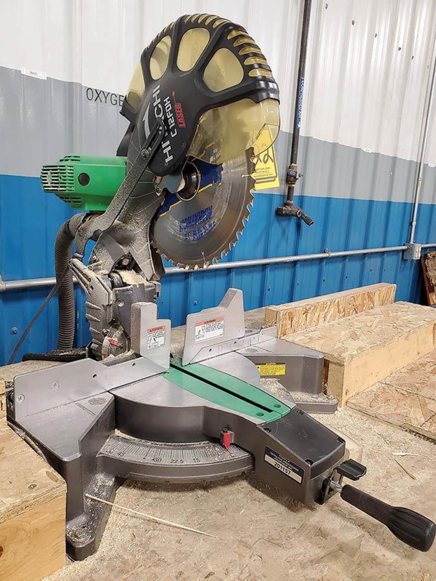 HITACHI 12'' COMPOUND MITER SAW, MODEL C-12FDH, WITH SHOP VAC DEBRIS SYSTEM, ON STAINLESS STEEL - Image 3 of 8