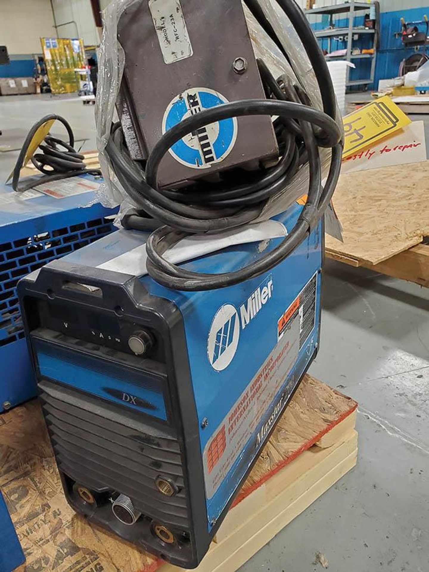 MAXSTAR 200 WELDER WITH MILLER CONTROL BOX - Image 3 of 4