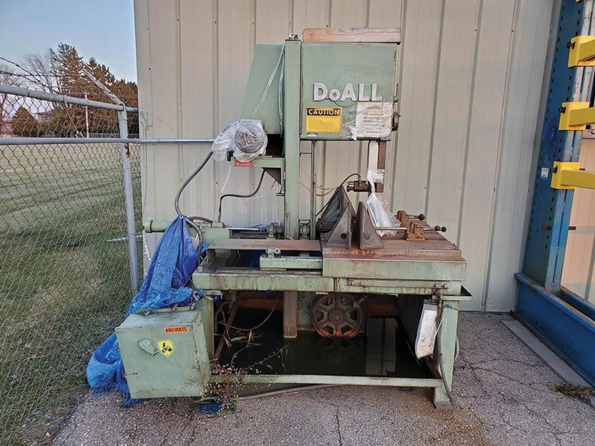 DOALL VERTICAL BAND SAW, MODEL U-1421, 172'' BAND LENGTH, HYDRAULIC, 15'' THROAT, DUAL MATERIAL