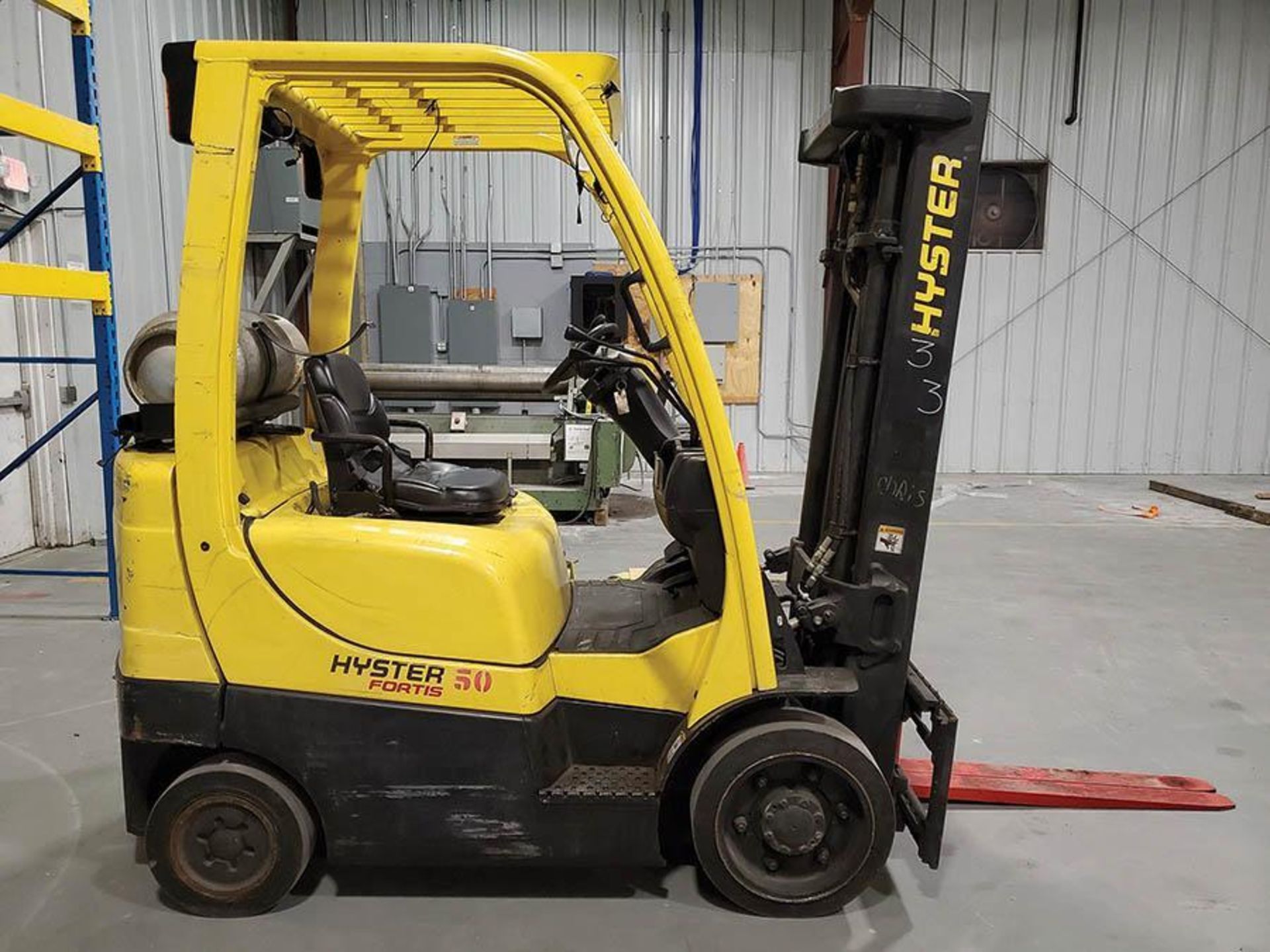 HYSTER 5,000-LB FORKLIFT, MODEL FORTIS S50FT, 9,367 HOURS, S/N F187V16482H, 189'' LIFT HEIGHT, 3-