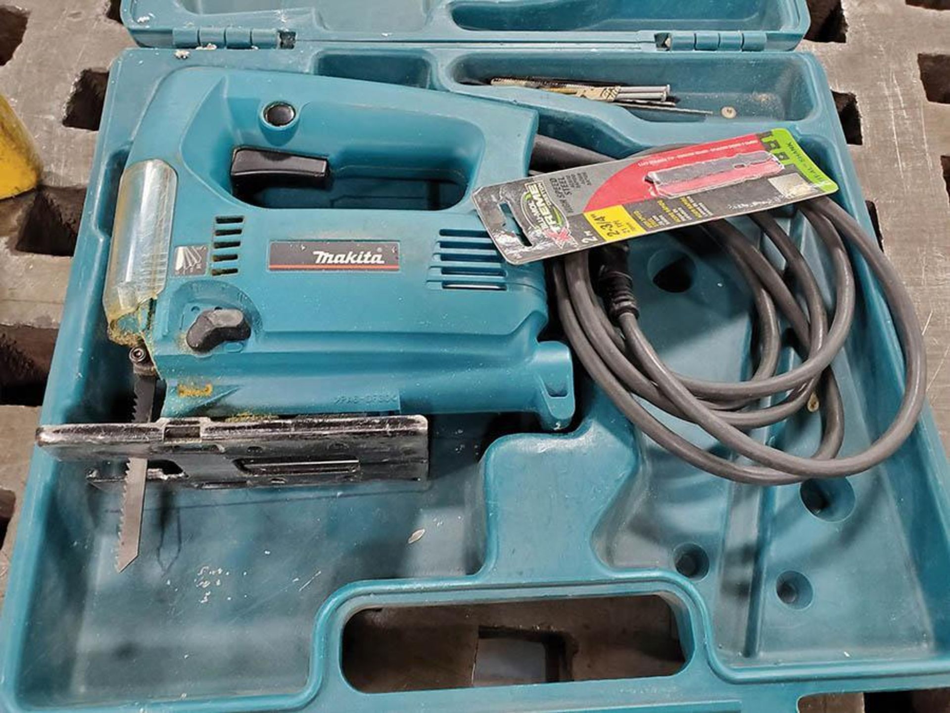 MAKITA SKILL SAW, ELECTRIC ANGLE GRINDER & ELECTRIC PLUNGE ROUTER - Image 2 of 5