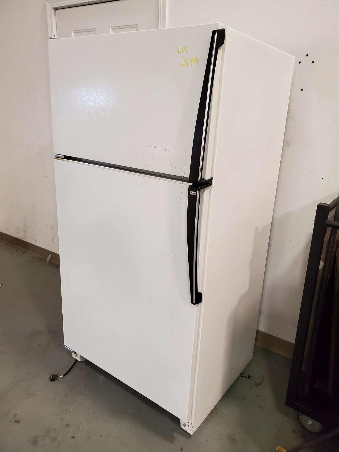 AMANA REFRIGERATOR -TOP FREEZER