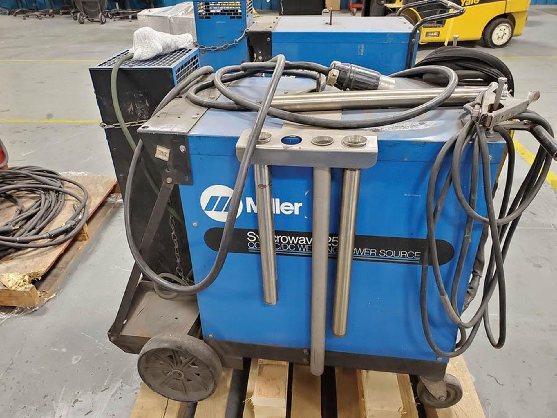 MILLER SYNCROWAVE 250 CC-AC/DC WELDER ON CART WITH WATERMATE 1 COOLING SYSTEM - Image 4 of 6