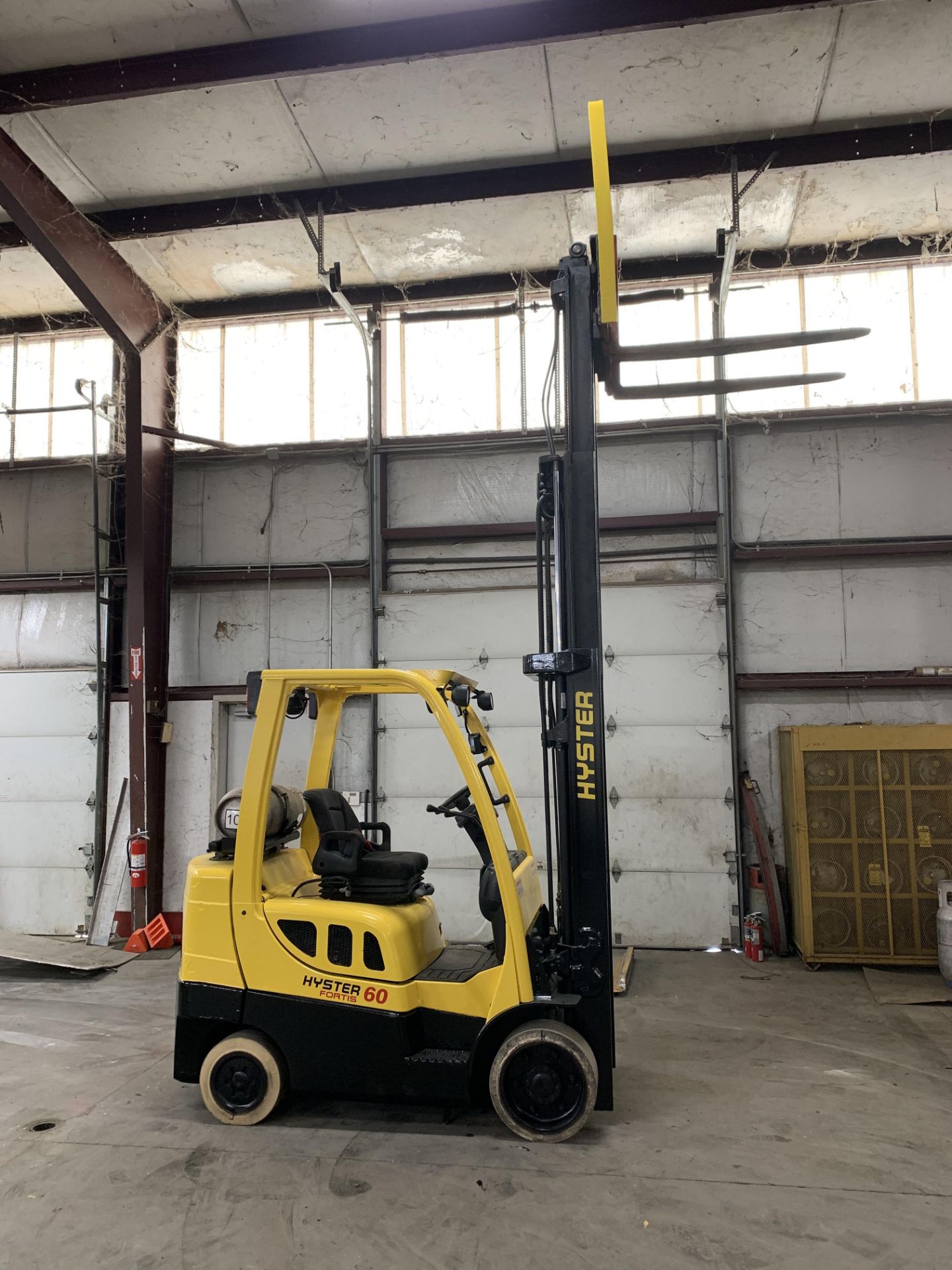 2016 HYSTER 6,000-LB CAPACITY FORKLIFT, MODEL: S60FT, LPG, 3-STAGE MAST, SOLID TIRES, SIDESHIFT - Image 6 of 6