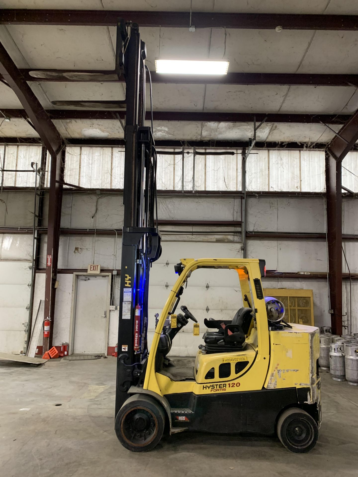 2013 HYSTER 12,000-LB. CAPACITY FORKLIFT, MOD: S120FT, LPG, 3-STAGE MAST, 213" LIFT, SOLID TIRES - Image 5 of 9