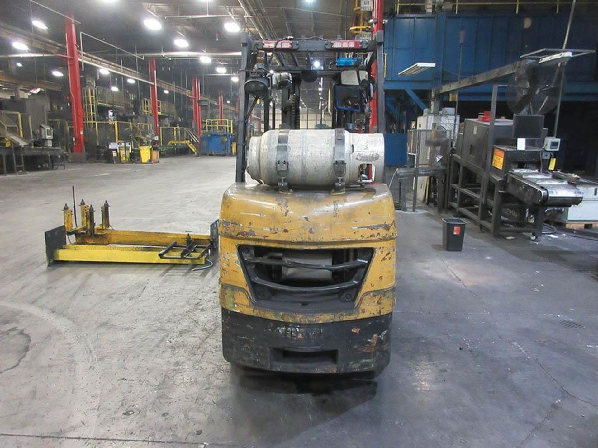 CATERPILLAR 6,000 LB. LPG FORKLIFT, MODEL 2C6000, 3-STAGE MAST, 186'' MAX. LOAD HT., SOLID TREAD - Image 4 of 6