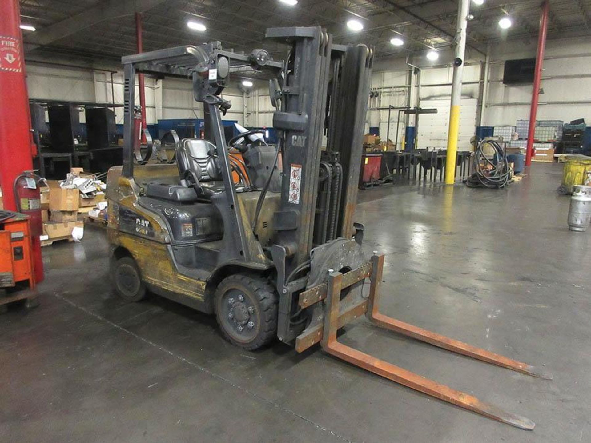 CATERPILLAR 5,000 LB. CAP. LPG FORKLIFT, 3-STAGE MAST, 188'' MAX. LOAD HT., SOLID TREAD FRONT TIRES, - Image 2 of 6