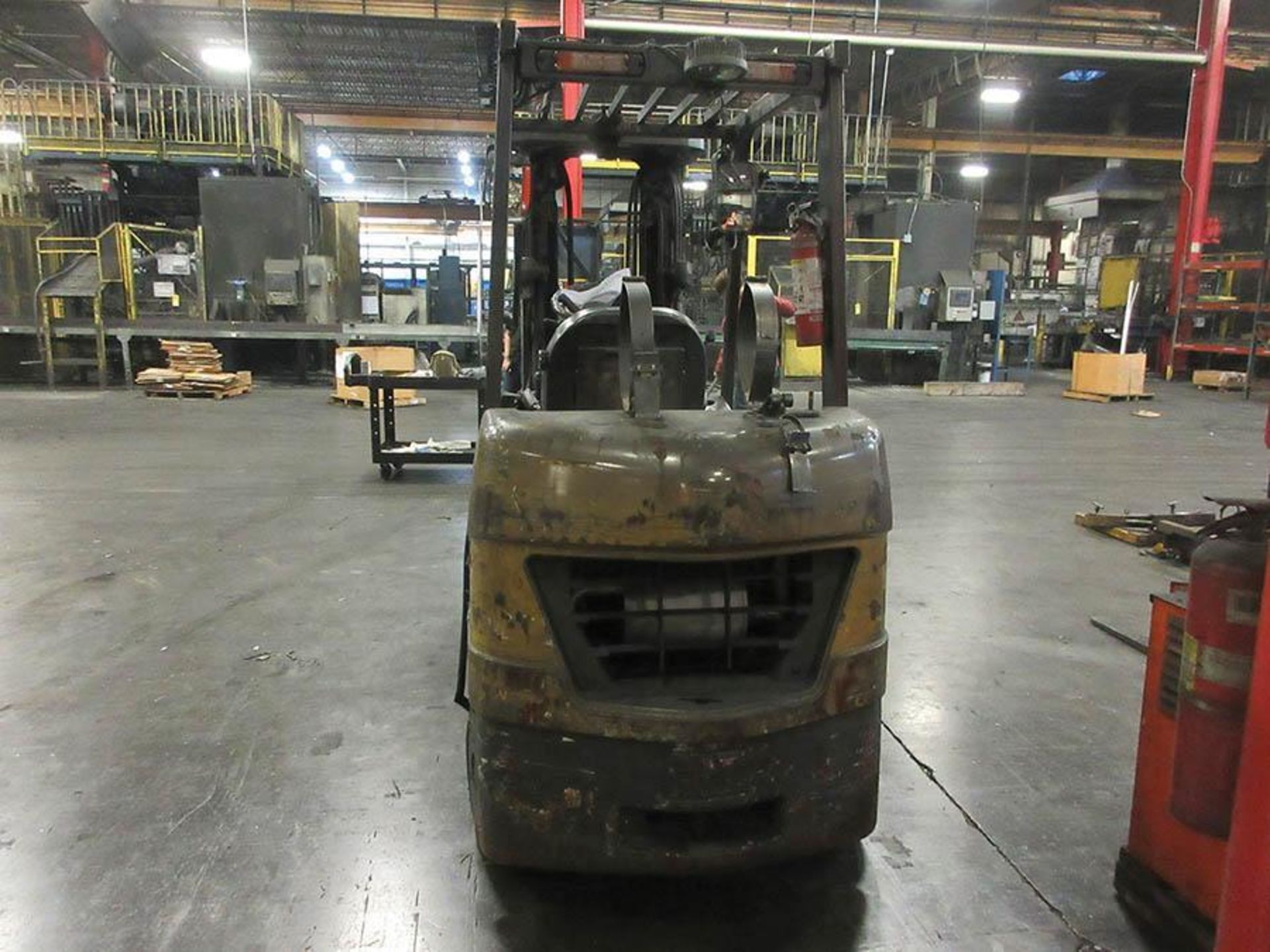 CATERPILLAR 5,000 LB. CAP. LPG FORKLIFT, 3-STAGE MAST, 188'' MAX. LOAD HT., SOLID TREAD FRONT TIRES, - Image 4 of 6