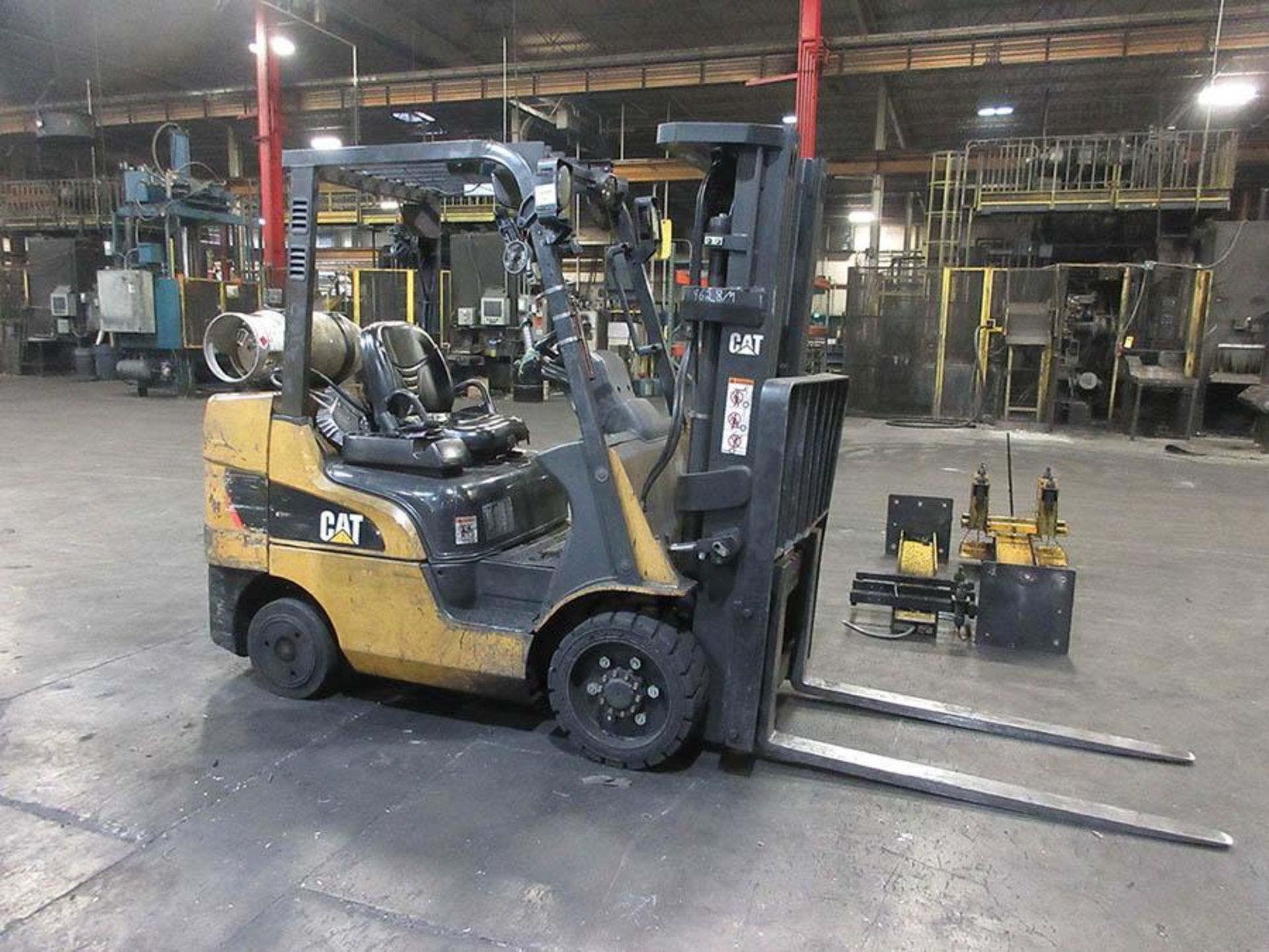 CATERPILLAR 6,000 LB. LPG FORKLIFT, MODEL 2C6000, 3-STAGE MAST, 186'' MAX. LOAD HT., SOLID TREAD - Image 3 of 6