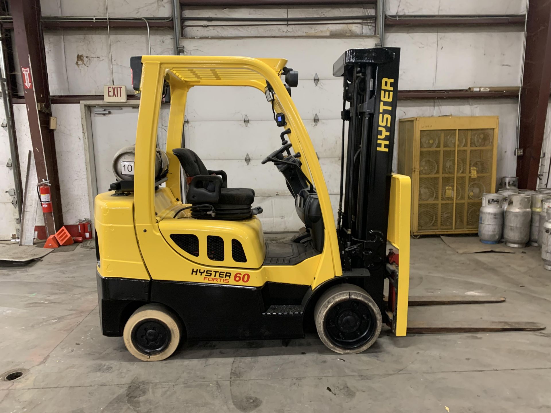 2016 HYSTER 6,000-LB CAPACITY FORKLIFT, MODEL: S60FT, LPG, 3-STAGE MAST, SOLID TIRES, SIDESHIFT - Image 5 of 6