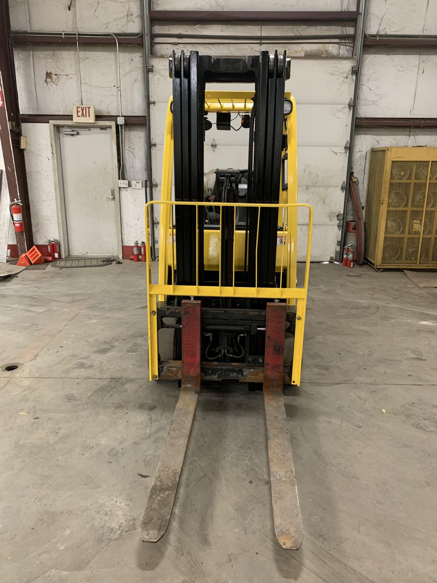 2016 HYSTER 6,000-LB CAPACITY FORKLIFT, MODEL: S60FT, LPG, 3-STAGE MAST, SOLID TIRES, SIDESHIFT - Image 4 of 6