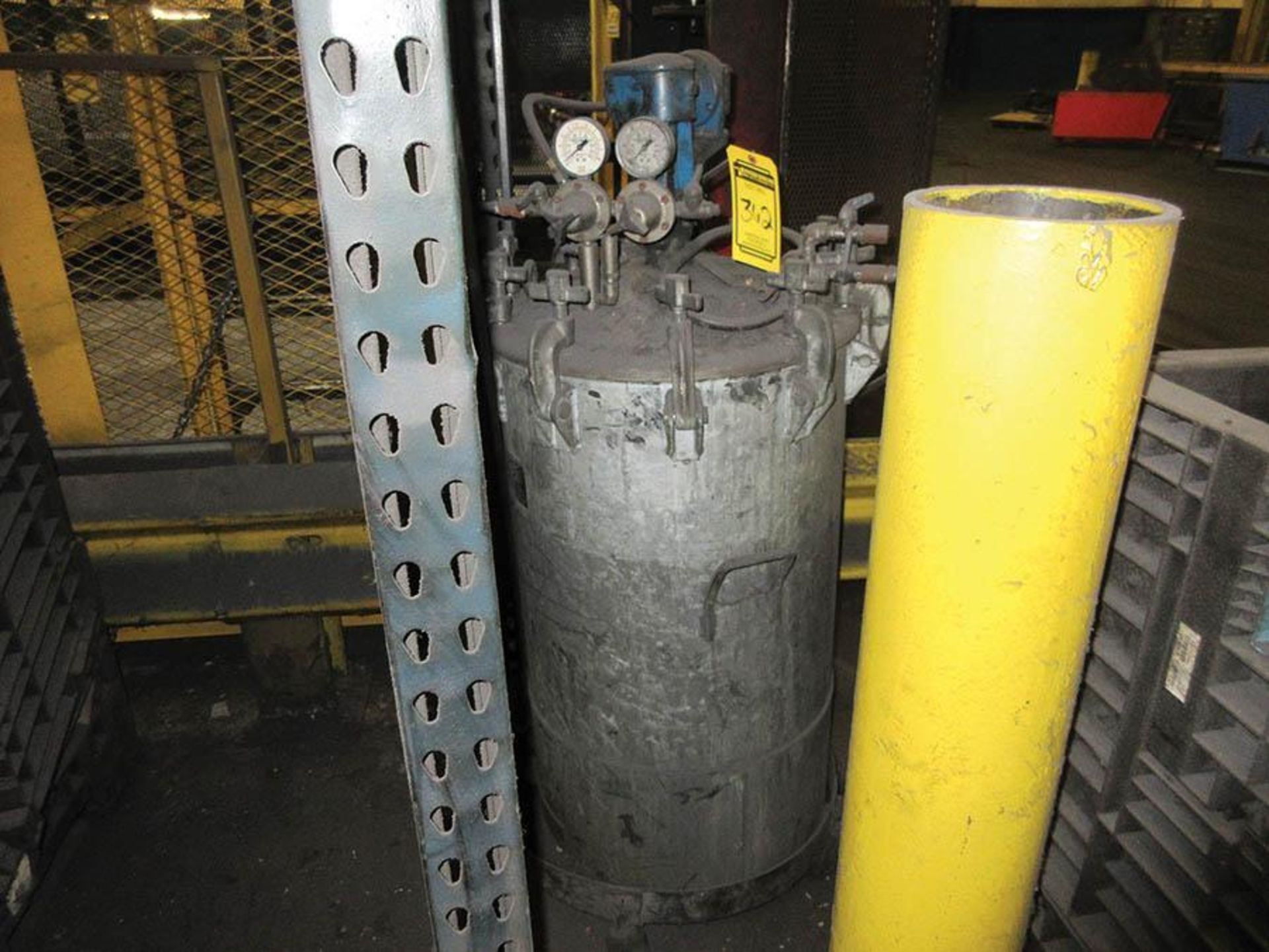 CONTENTS OF PALLET RACK: CYLINDERS, HYDRAULIC TANK, VARIOUS SCRAP CONTENT - Image 2 of 9