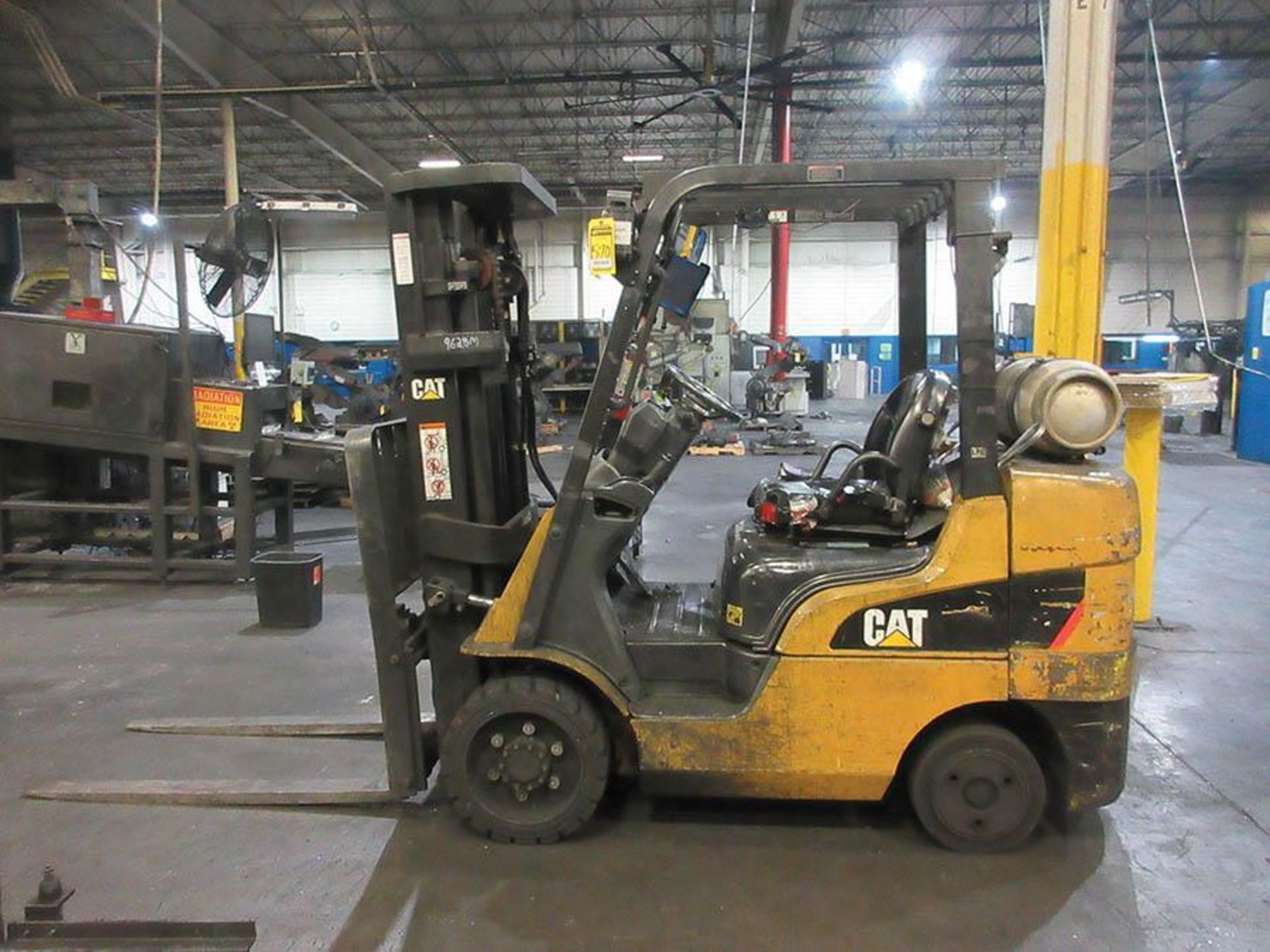 CATERPILLAR 6,000 LB. LPG FORKLIFT, MODEL 2C6000, 3-STAGE MAST, 186'' MAX. LOAD HT., SOLID TREAD