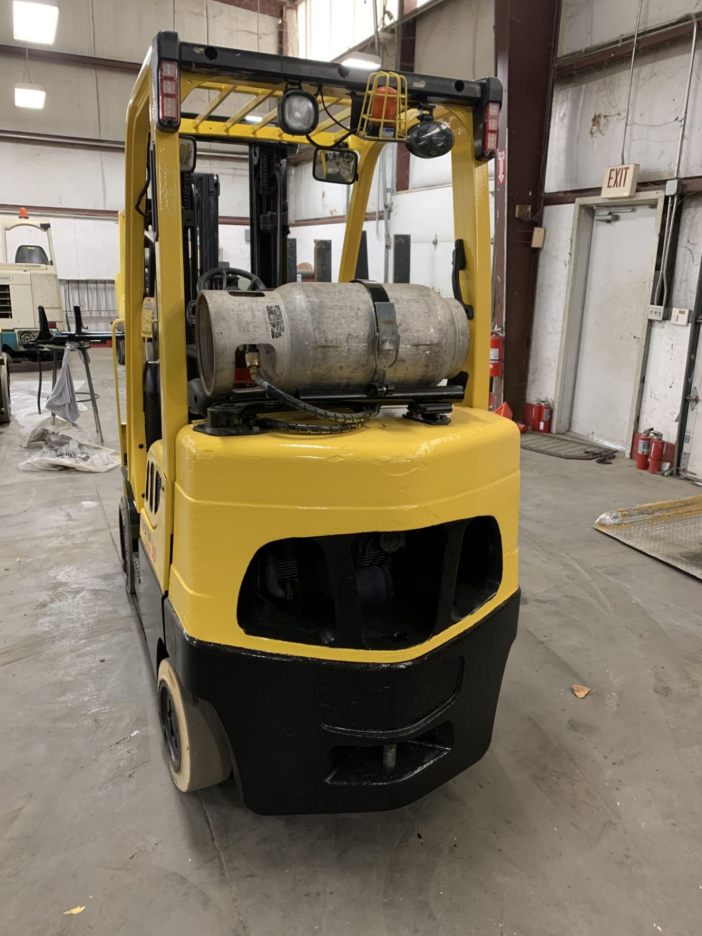 2016 HYSTER 6,000-LB CAPACITY FORKLIFT, MODEL: S60FT, LPG, 3-STAGE MAST, SOLID TIRES, SIDESHIFT - Image 3 of 6