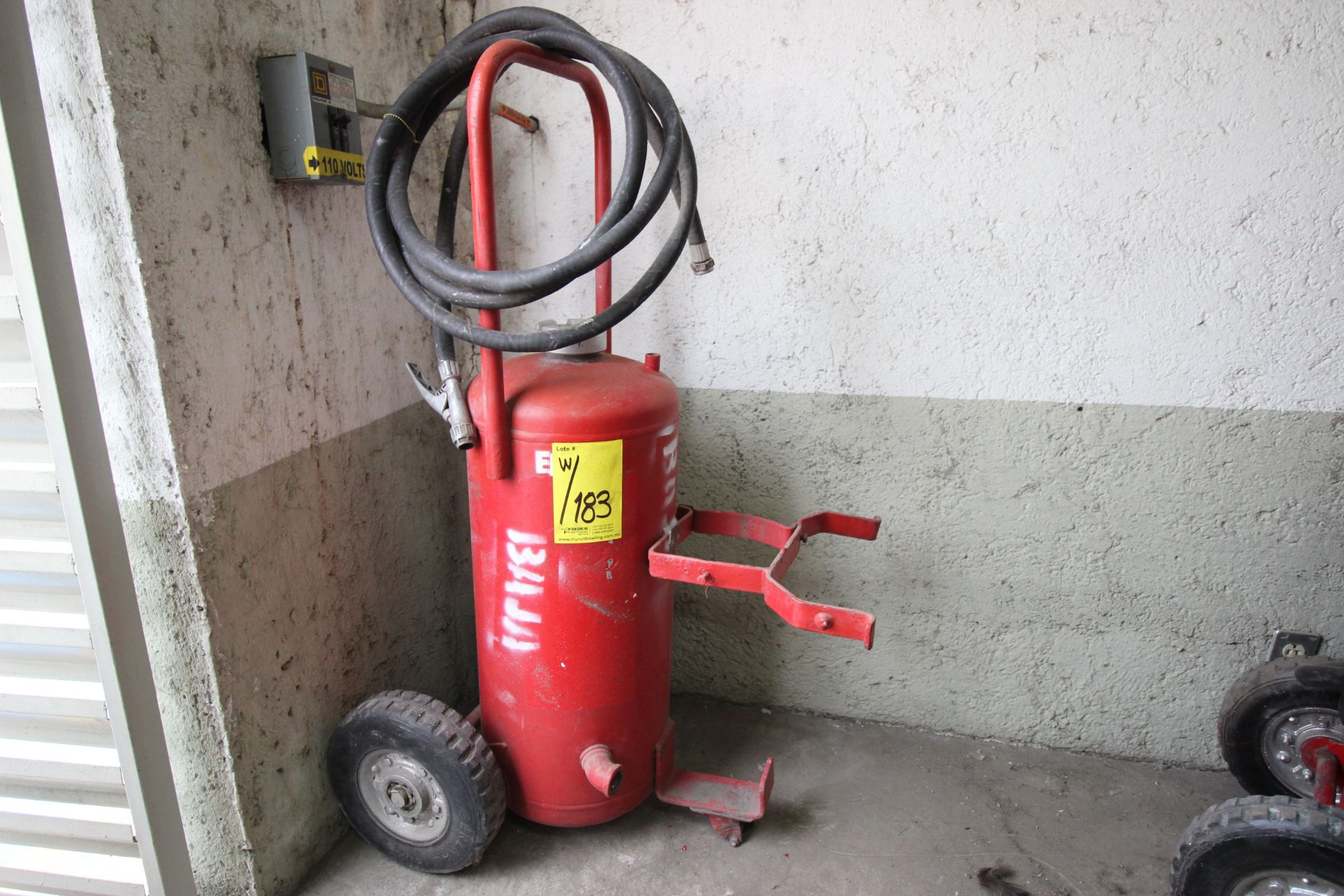 Tres extintores moviles con capacidad de
