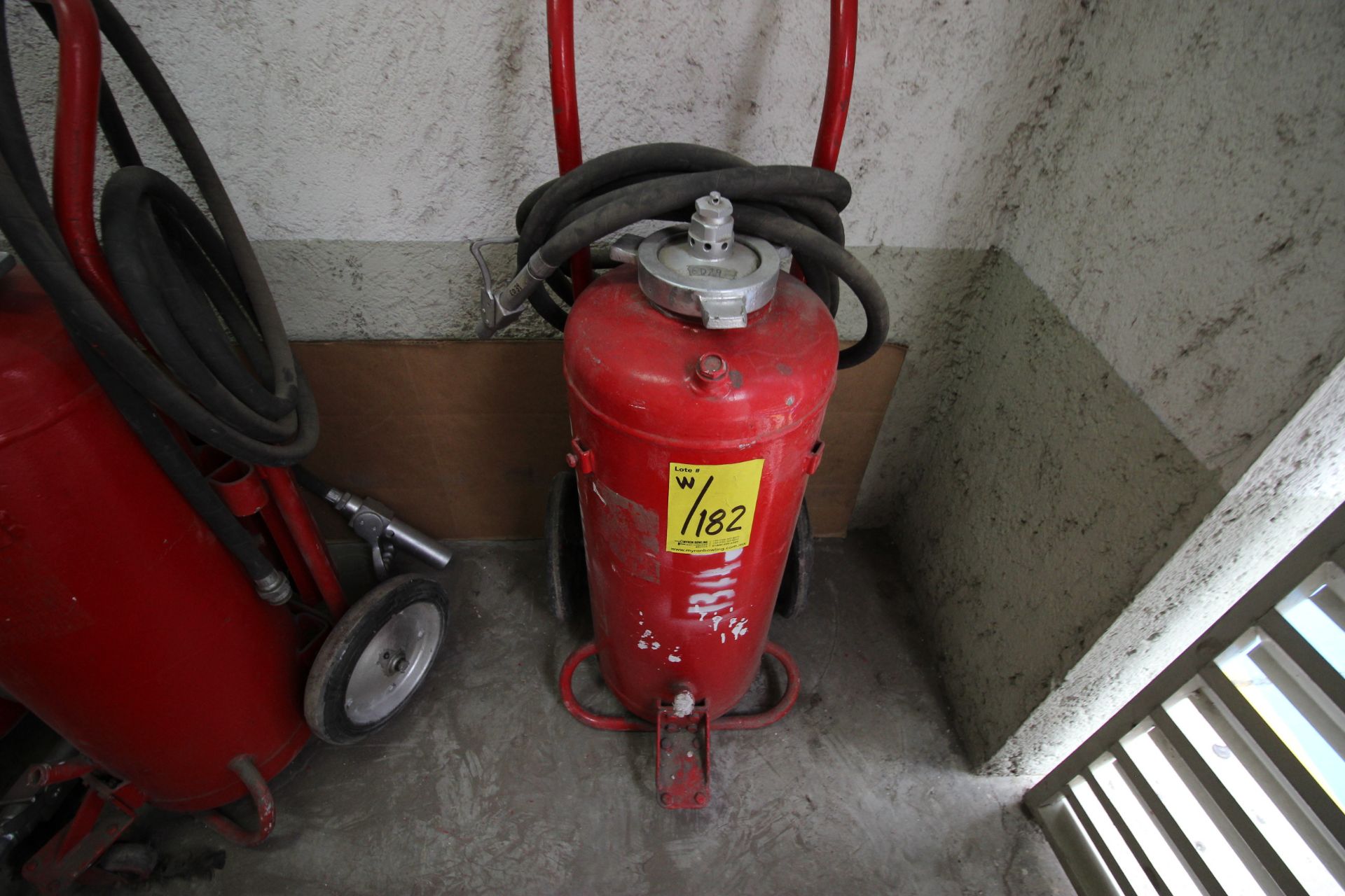 Dos extintores movil con capacidad de 20 LTS - Image 3 of 12