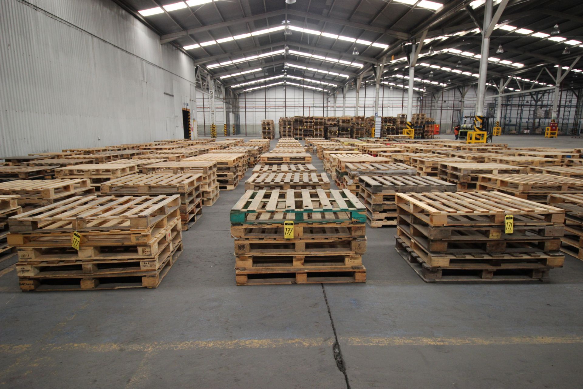 Tarimas de madera para estiba de 1.0 x 1.2 m. aprox. 225 pzas. - Image 3 of 13