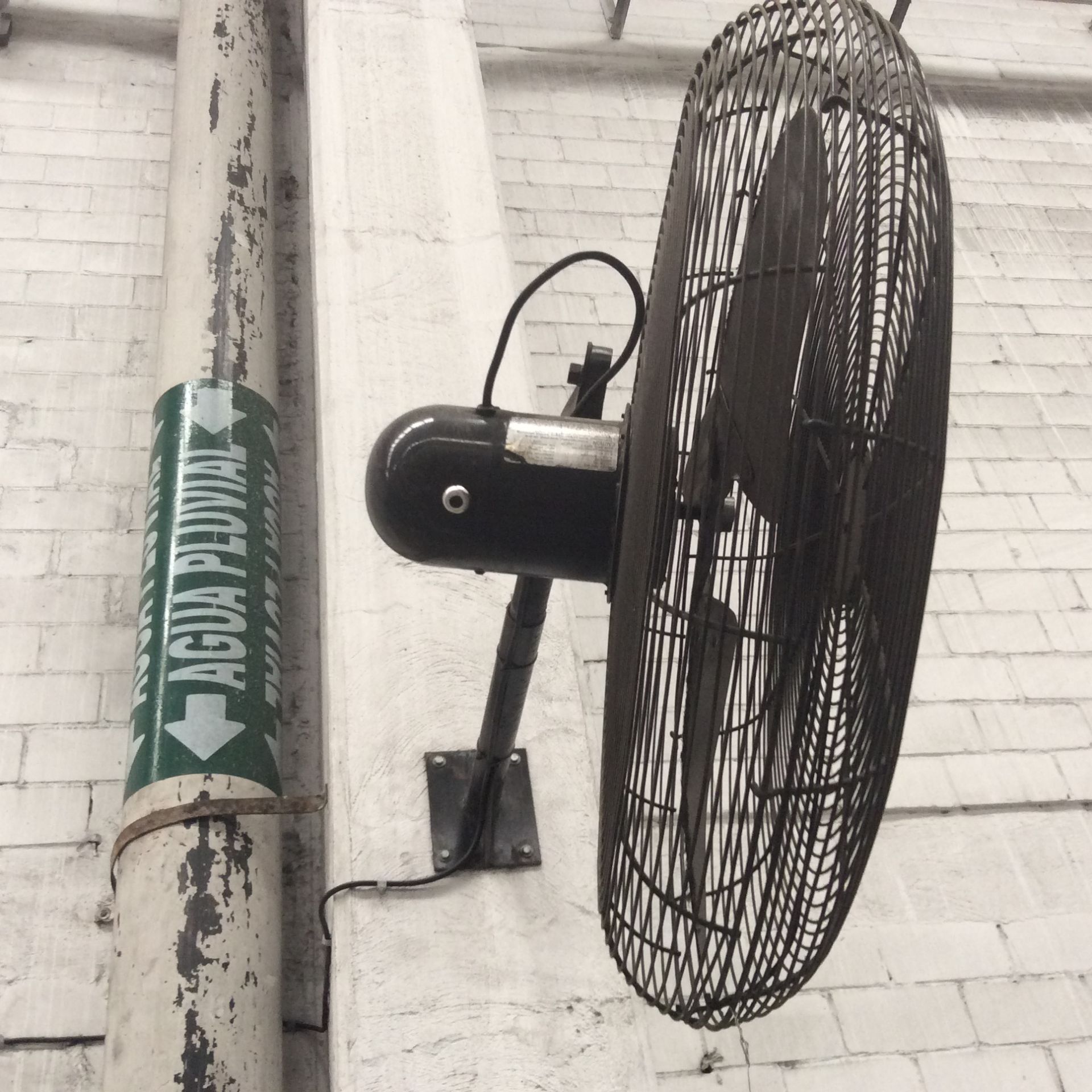 2 ventiladores Industriales, Un Ventilador De Pedestal, Perchero De Madera Y Un Pizarrón De Plumón. - Image 6 of 17