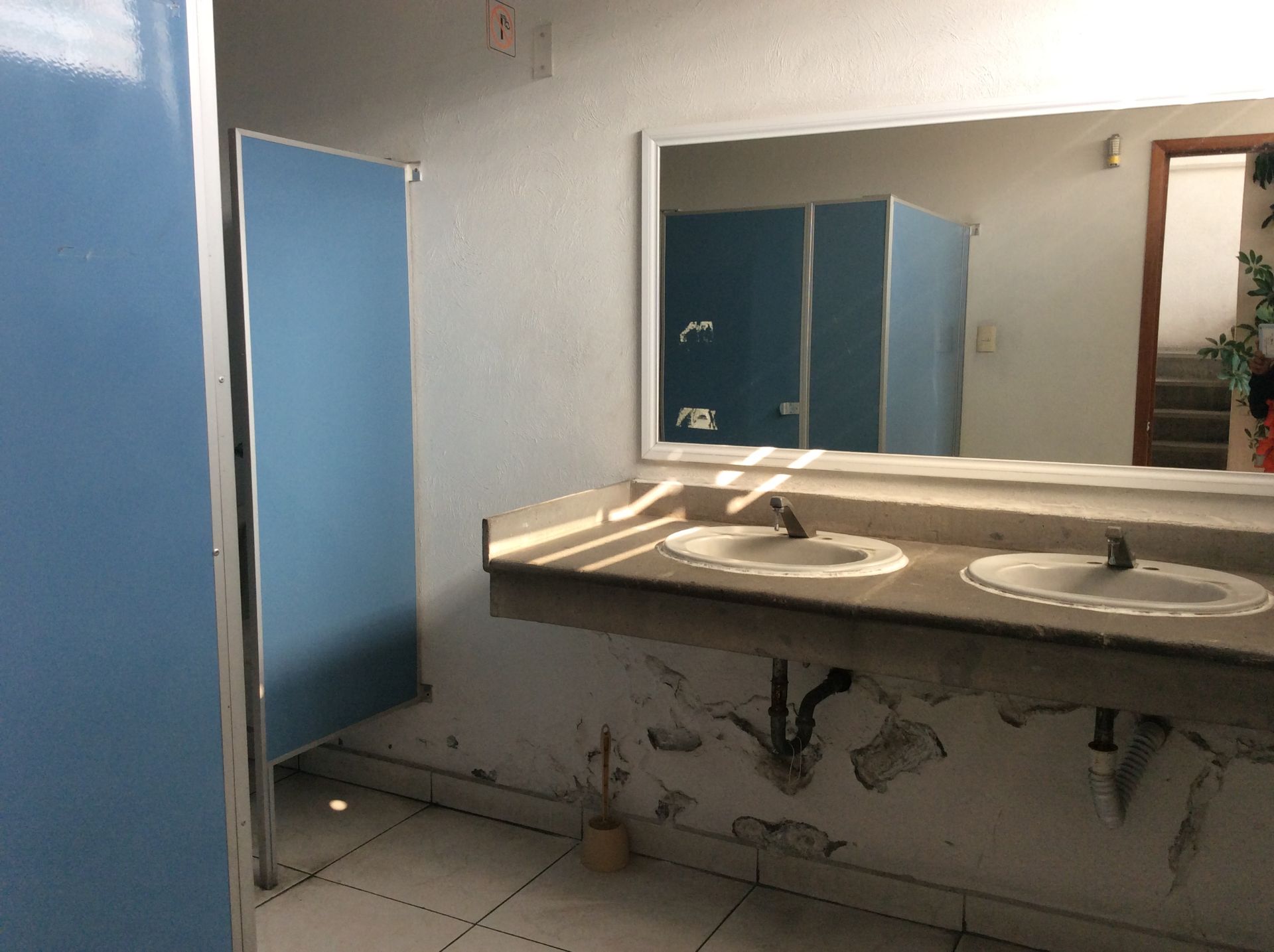 Baño de hombres oficinas planta baja, 3 WC - Bild 2 aus 12