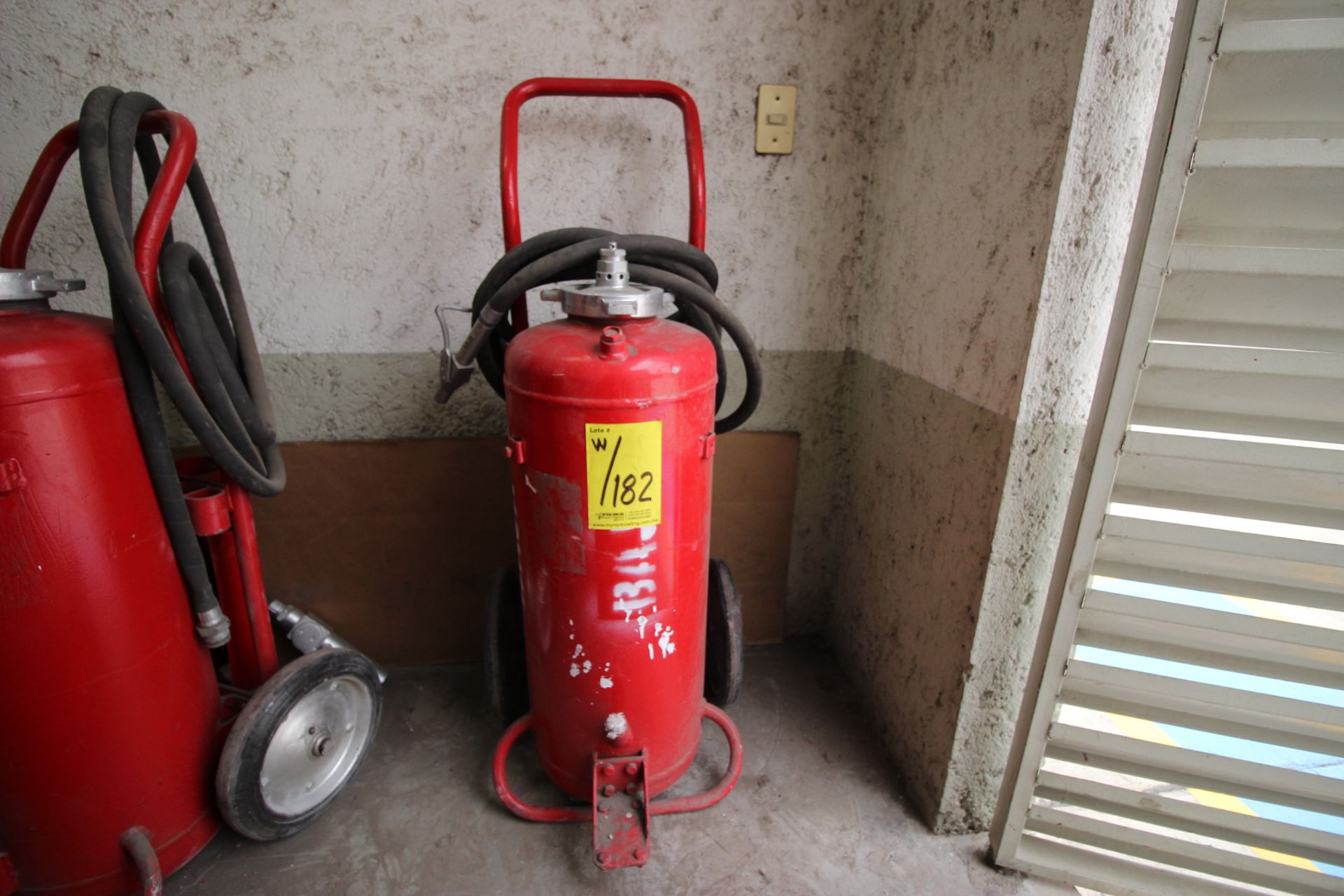 Dos extintores movil con capacidad de 20 LTS - Image 2 of 12