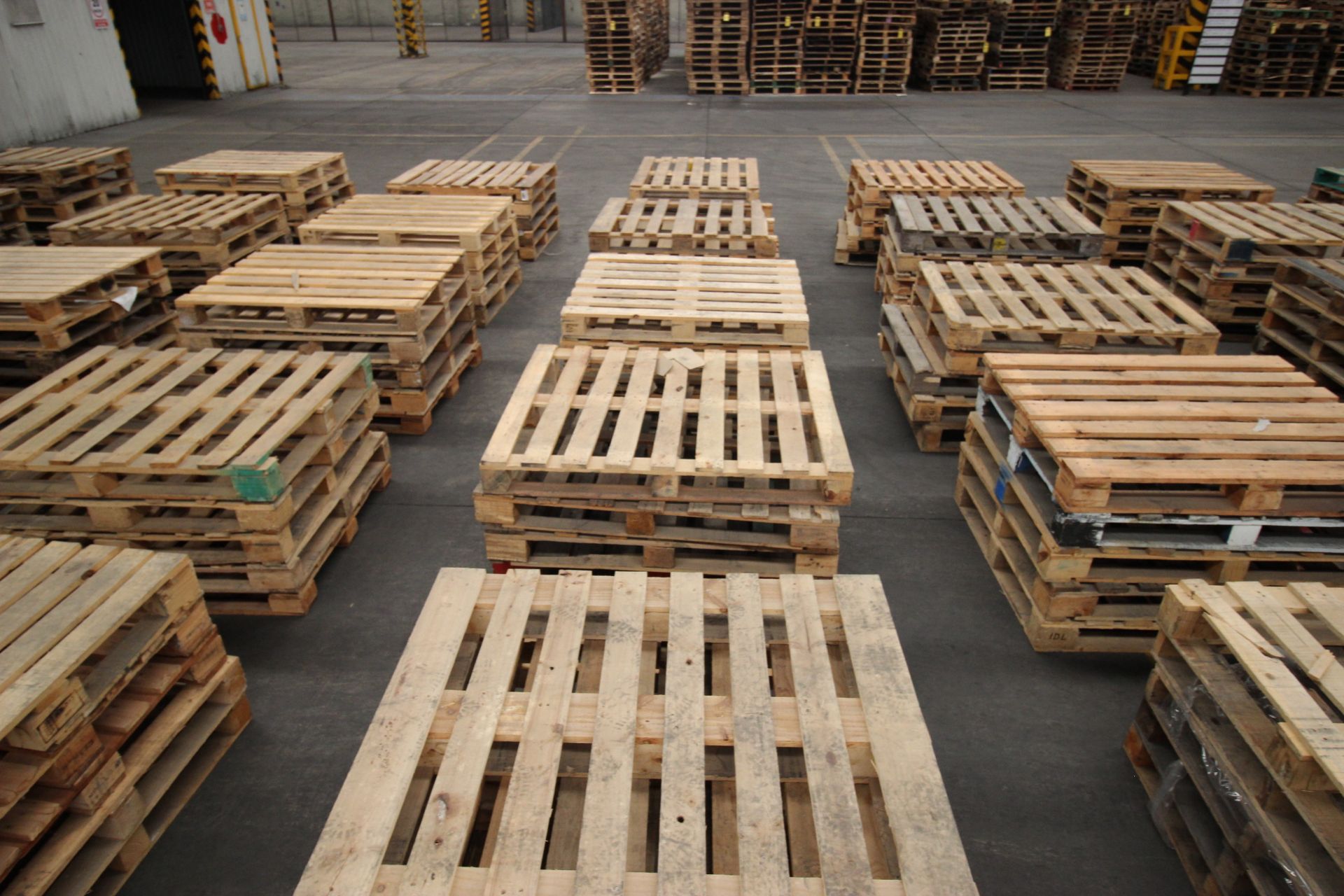 Tarimas de madera para estiba de 1.0 x 1.2 m. aprox. 225 pzas. - Image 8 of 13