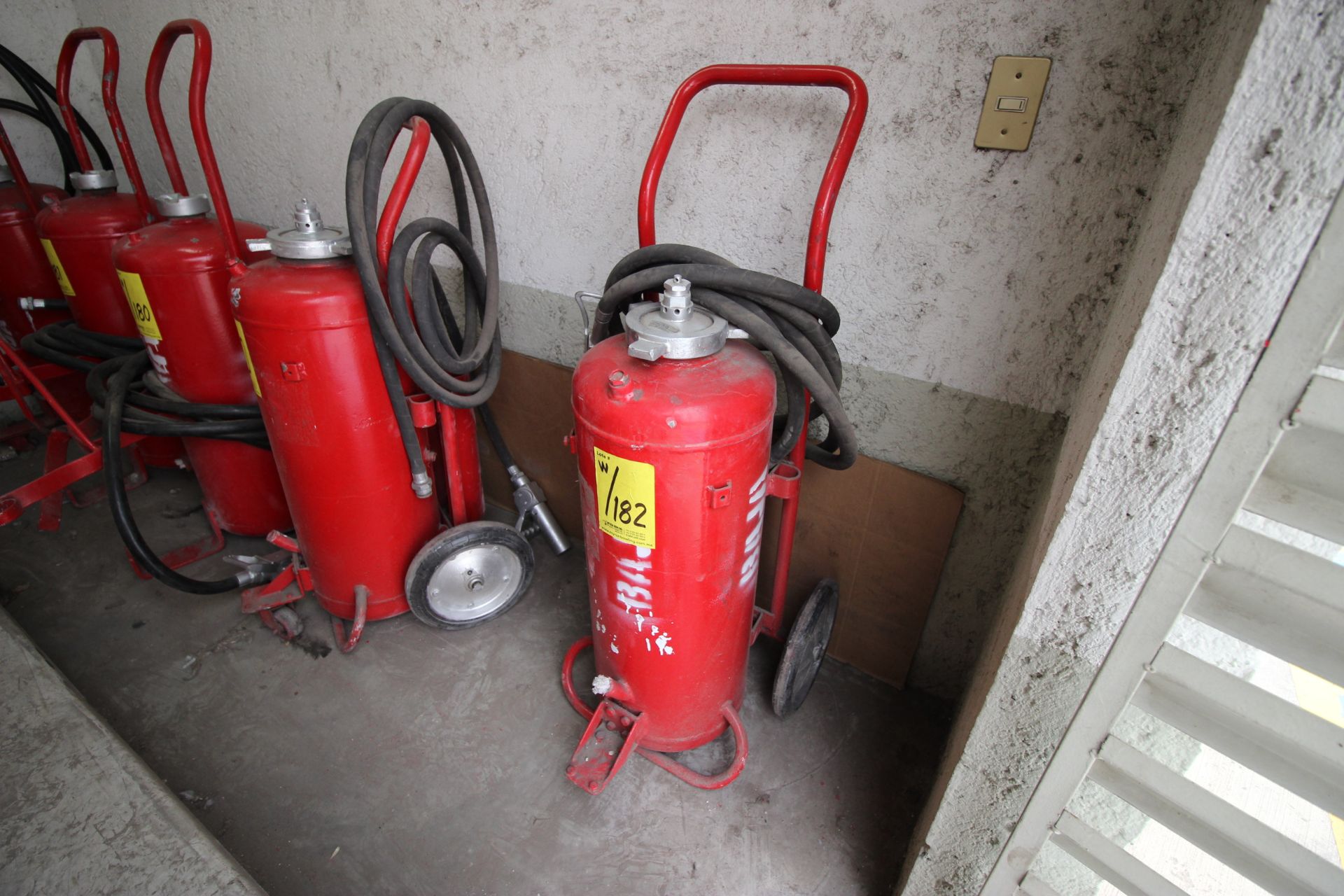 Dos extintores movil con capacidad de 20 LTS - Image 5 of 12