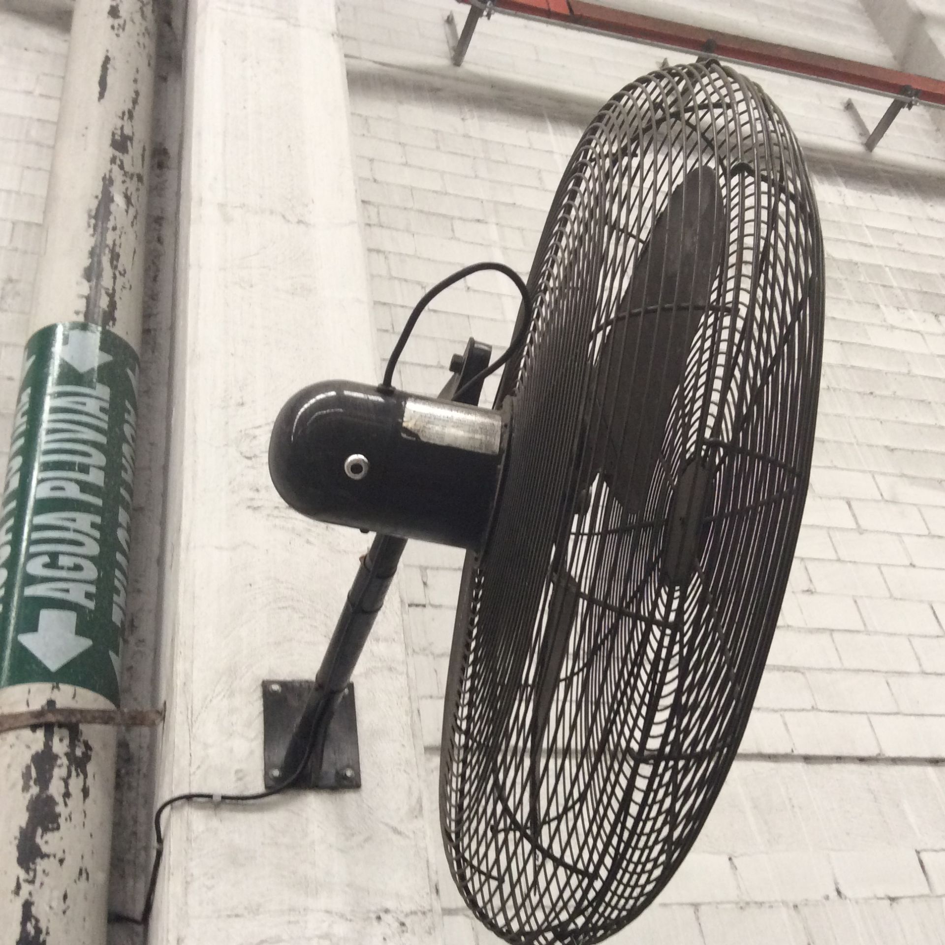 2 ventiladores Industriales, Un Ventilador De Pedestal, Perchero De Madera Y Un Pizarrón De Plumón. - Image 5 of 17