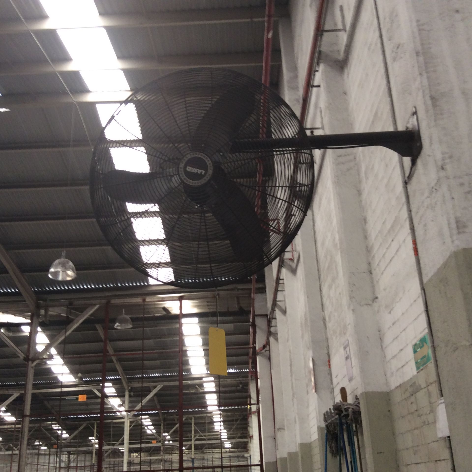 2 ventiladores Industriales, Un Ventilador De Pedestal, Perchero De Madera Y Un Pizarrón De Plumón. - Image 10 of 17