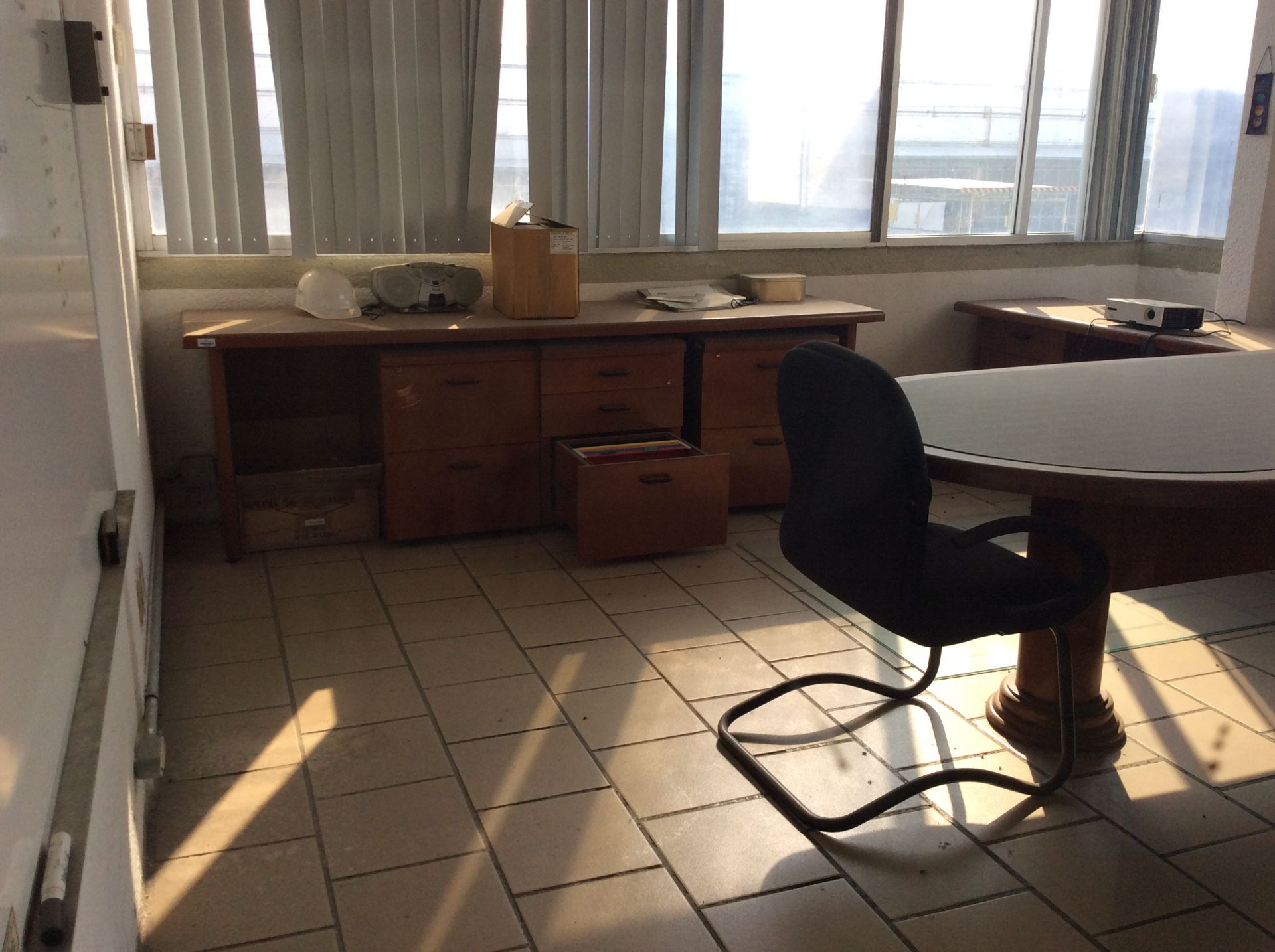 Oficina ejecutiva, 1 escritorio en escuadra, credenza, 3 archiveros, 1 librero, 3 sillas y puerta. - Image 2 of 5